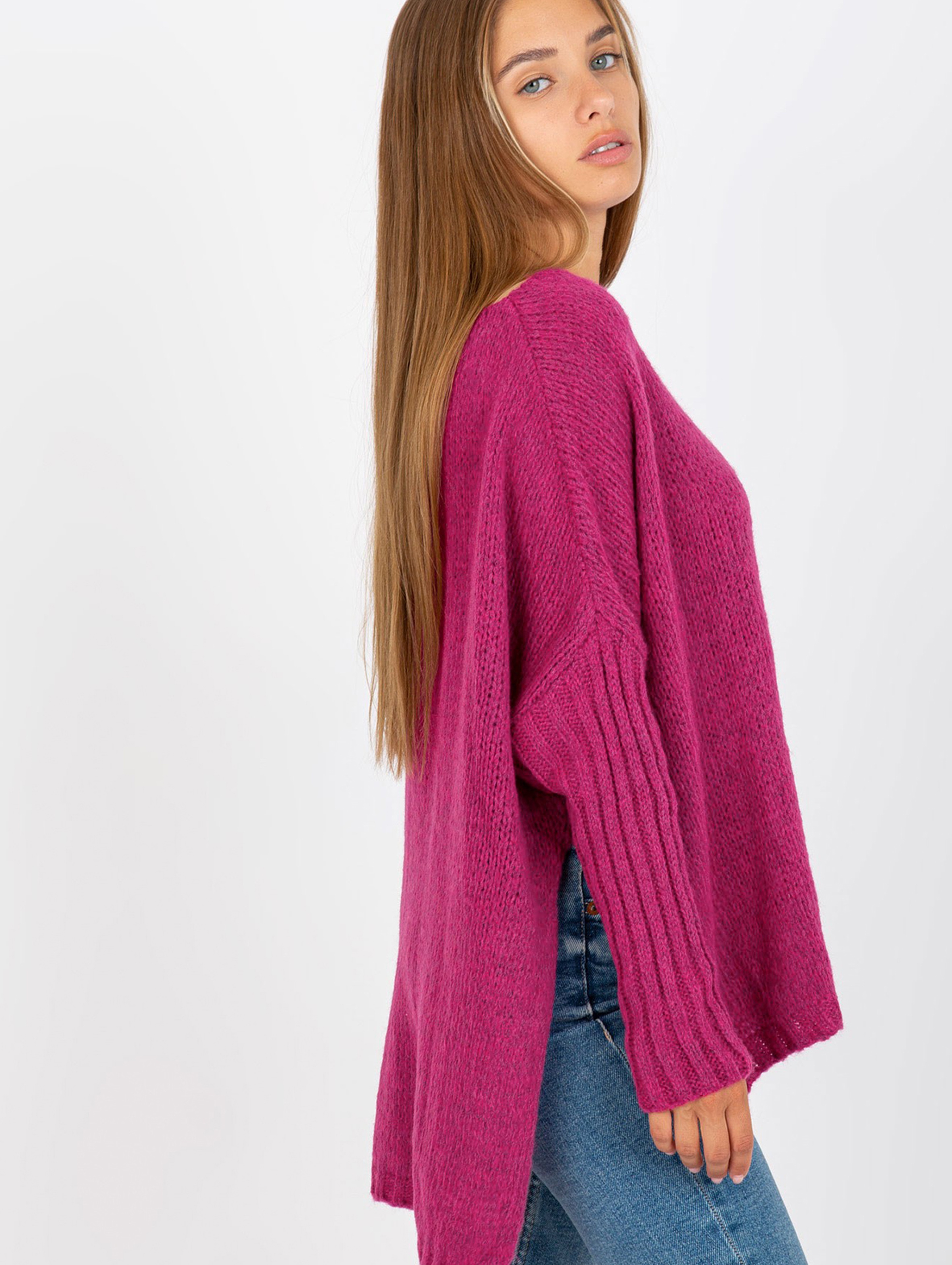 Fuksjowy sweter oversize z warkoczem OCH BELLA