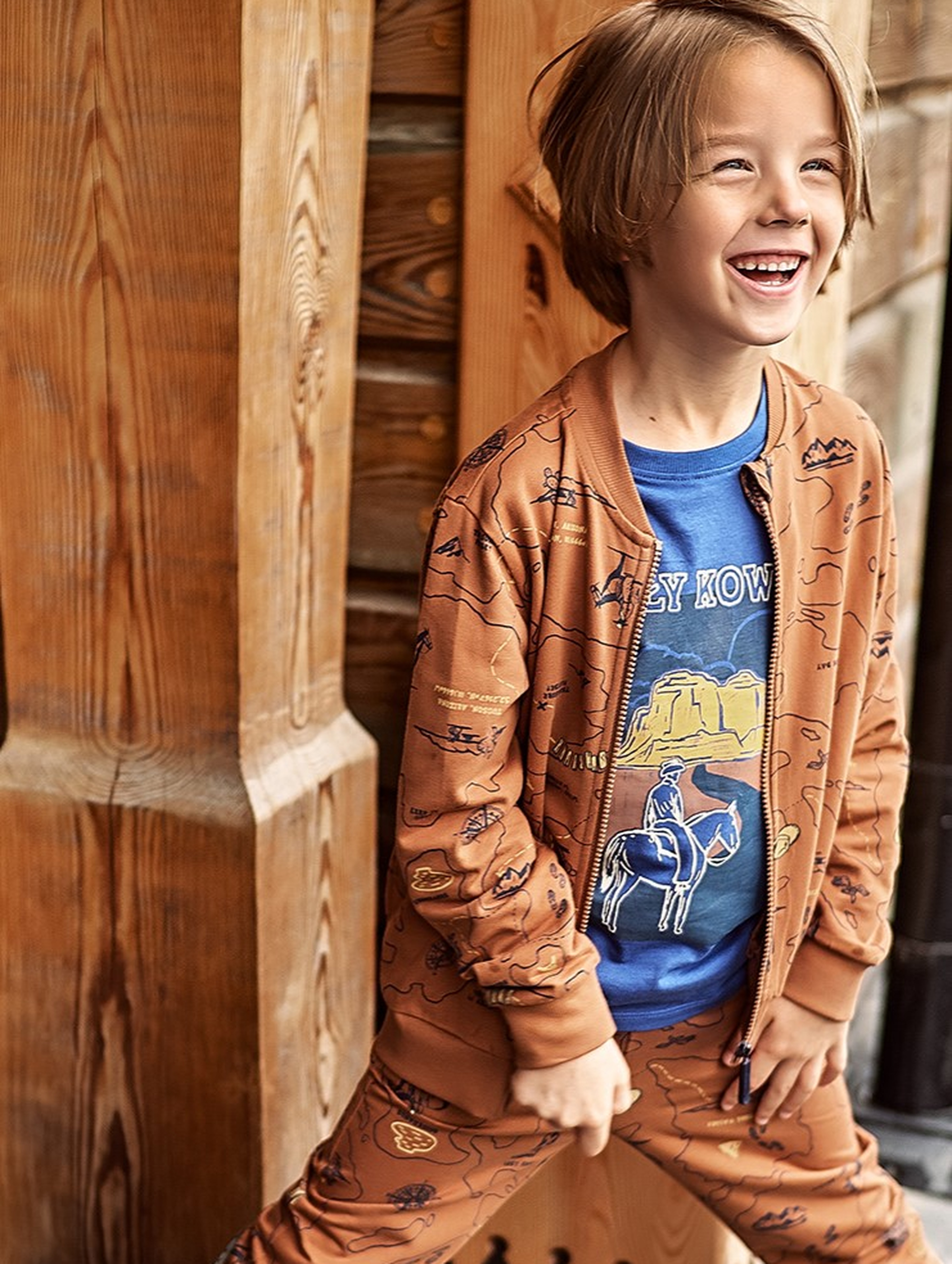 Bawełniana bluza rozpinana ze stójką dla chłopca- brązowa