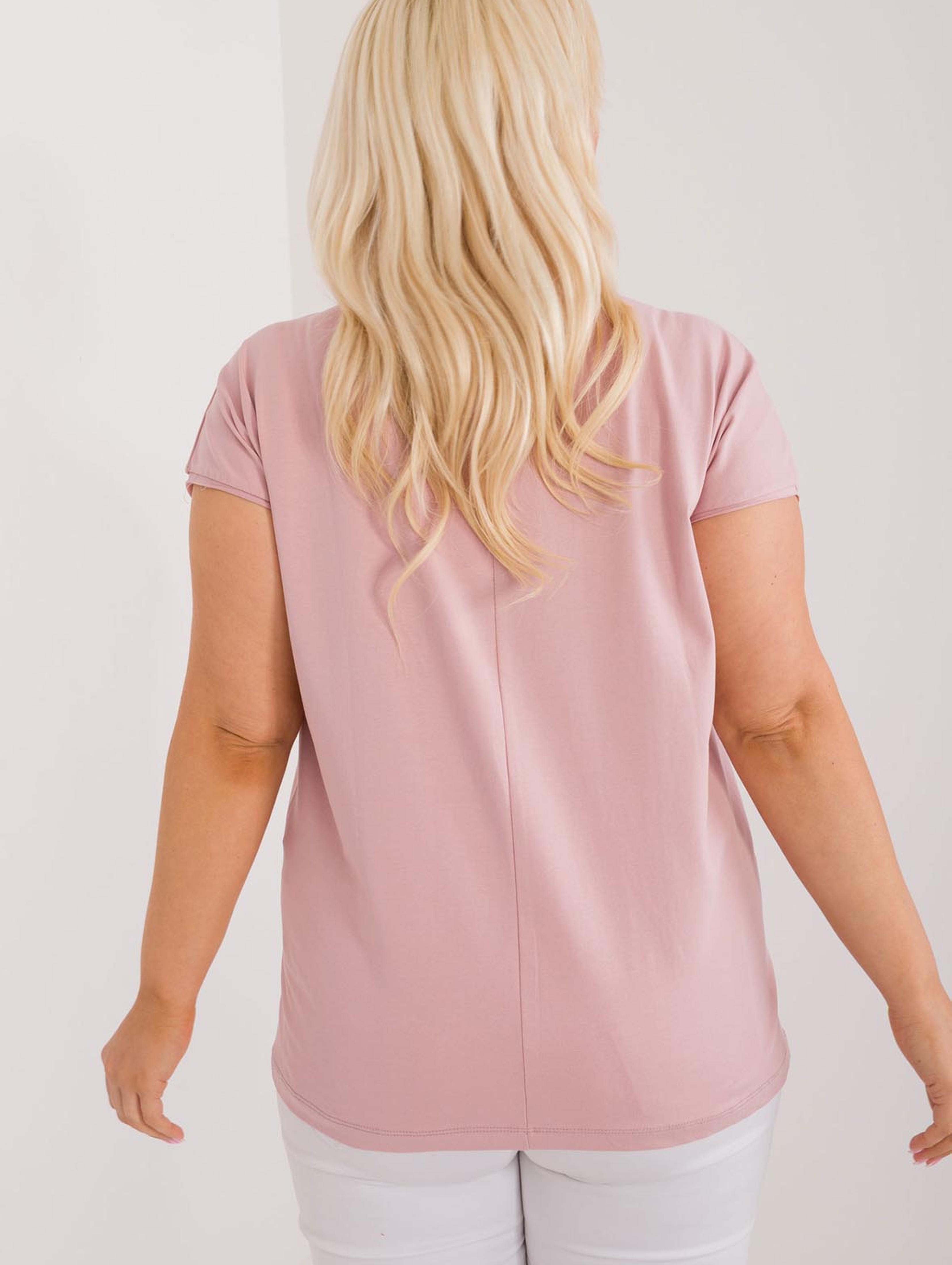 Bawełniana bluzka plus size z naszywką jasno różowa