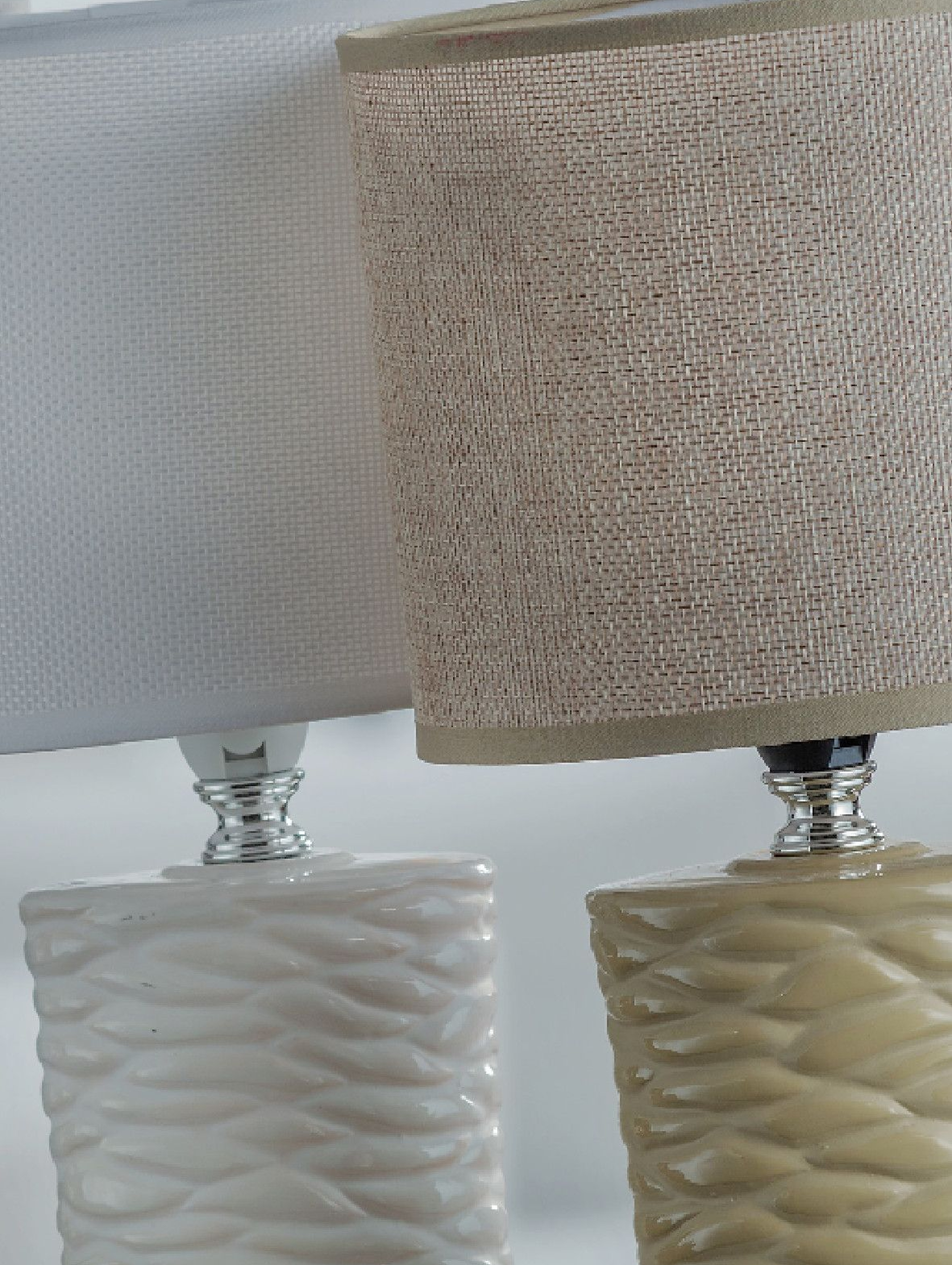 Lampa z ceramiczną podstawą i materiałowym kloszem