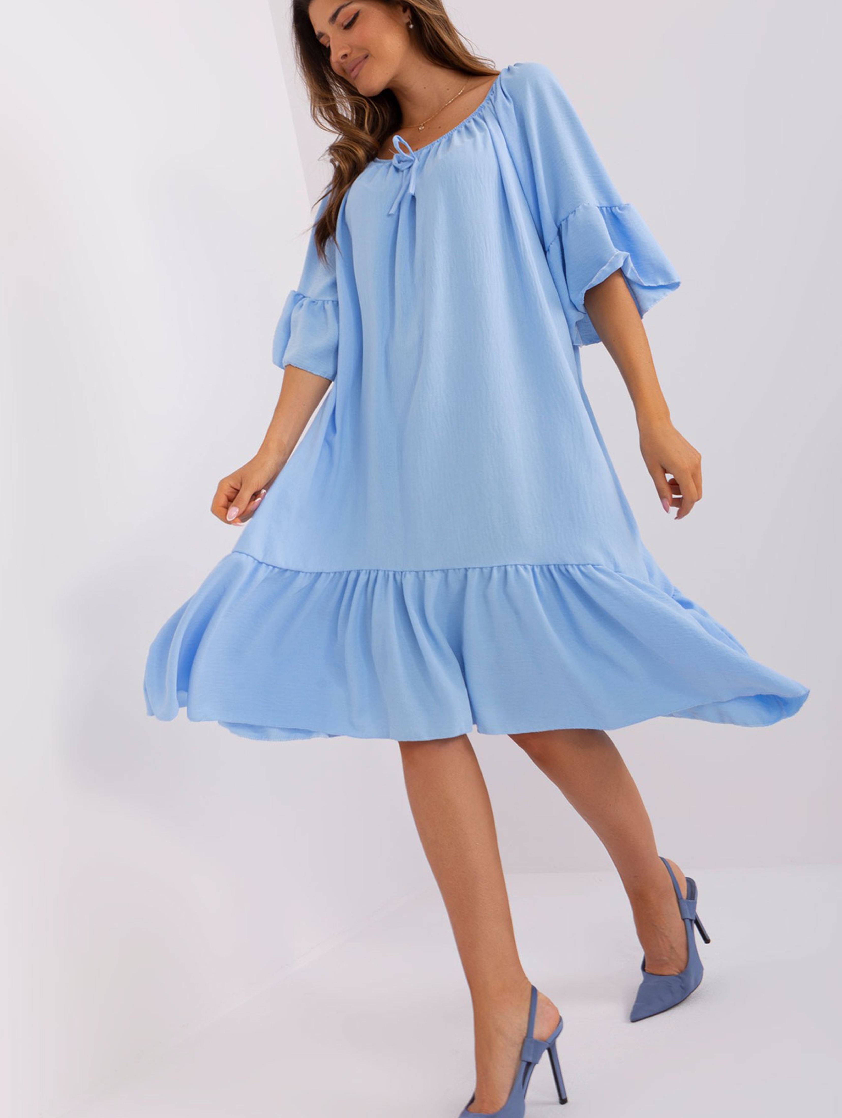 Jasnoniebieska sukienka z falbaną o luźnym kroju