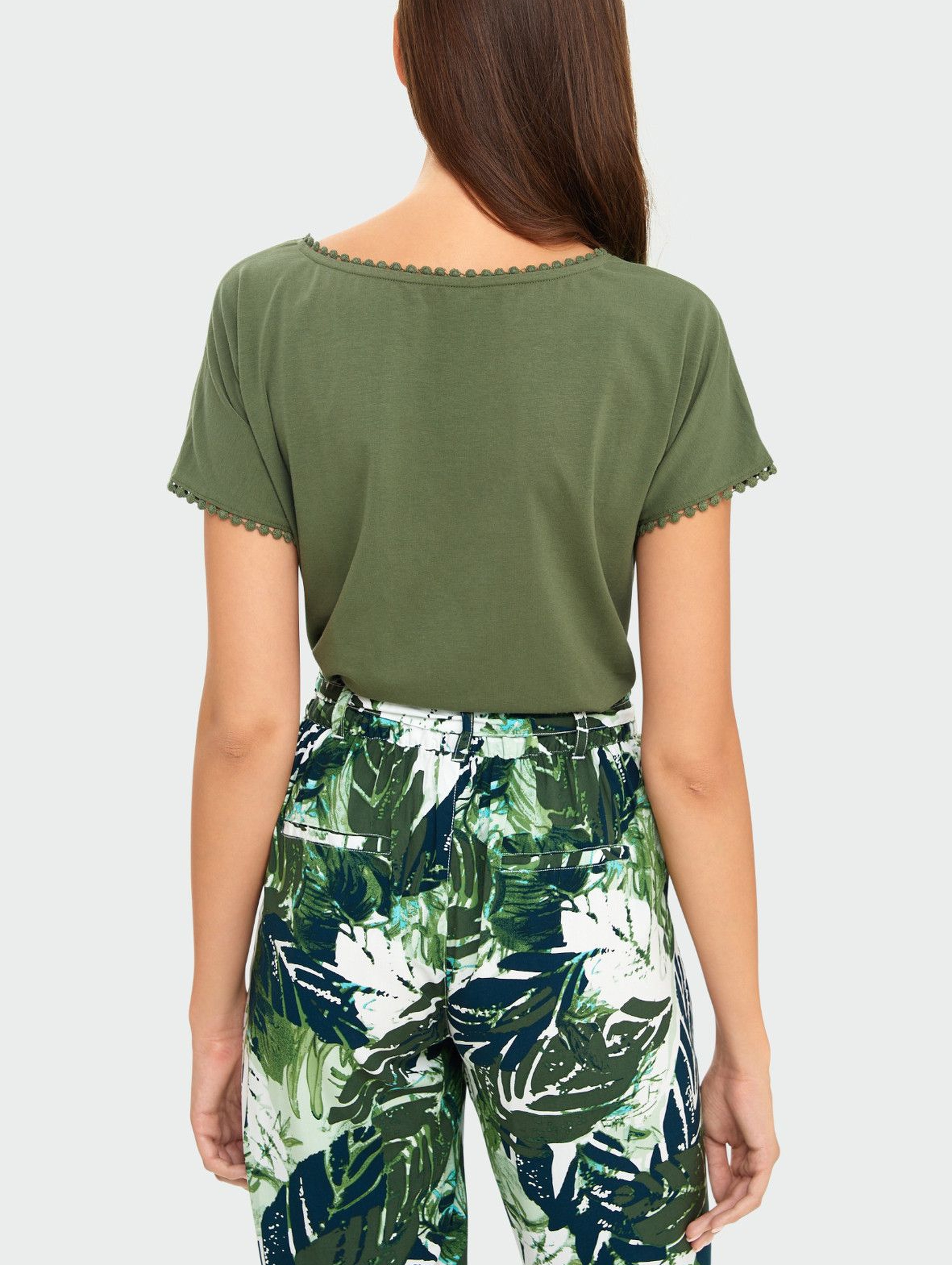 Spodnie damskie w zielone liście z ozdobnym wiązaniem - 7/8 nogawka