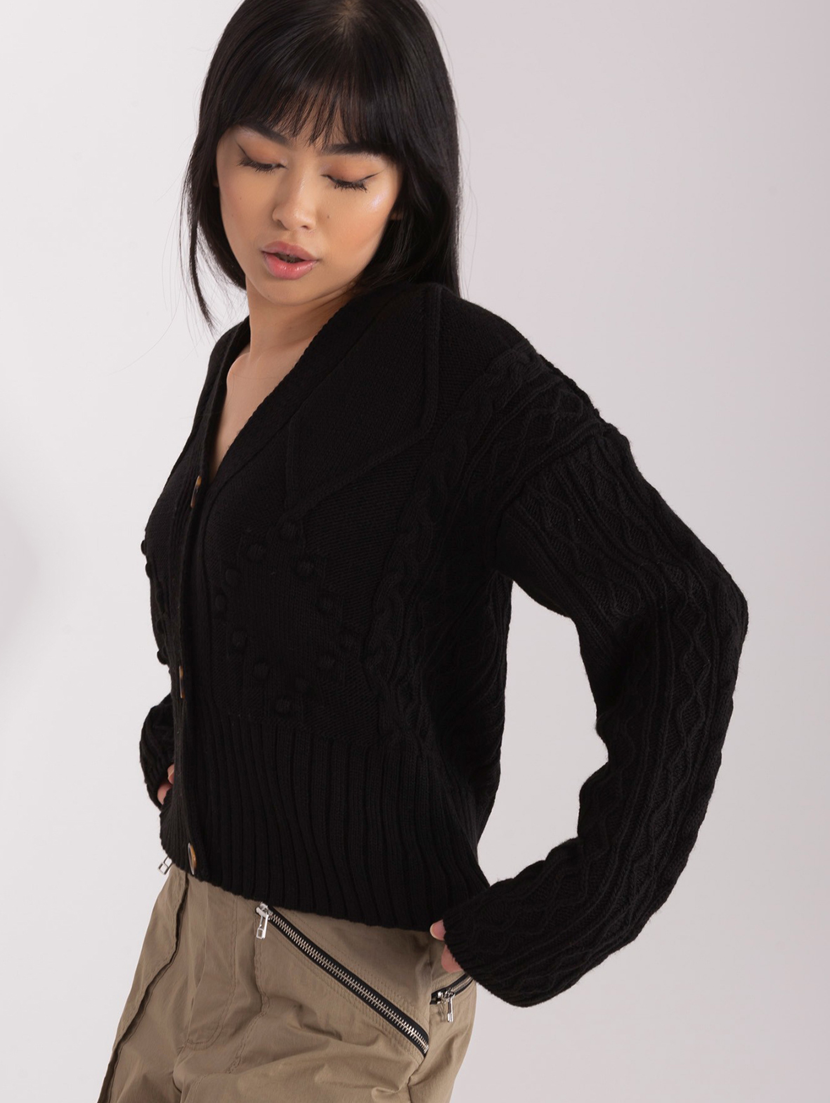 Czarny damski sweter rozpinany z guzikami