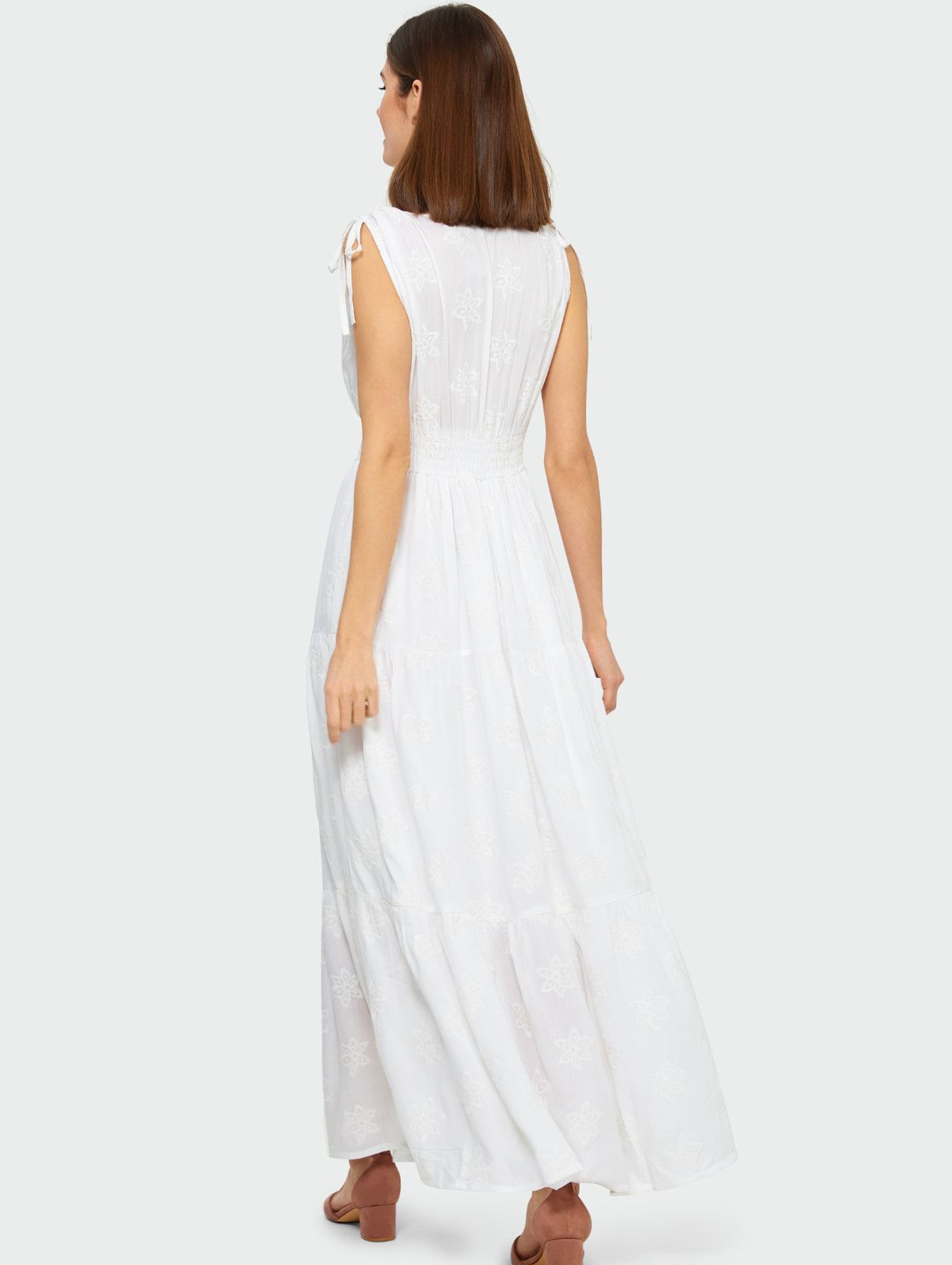Długa biała wiskozowa sukienka z falbanami