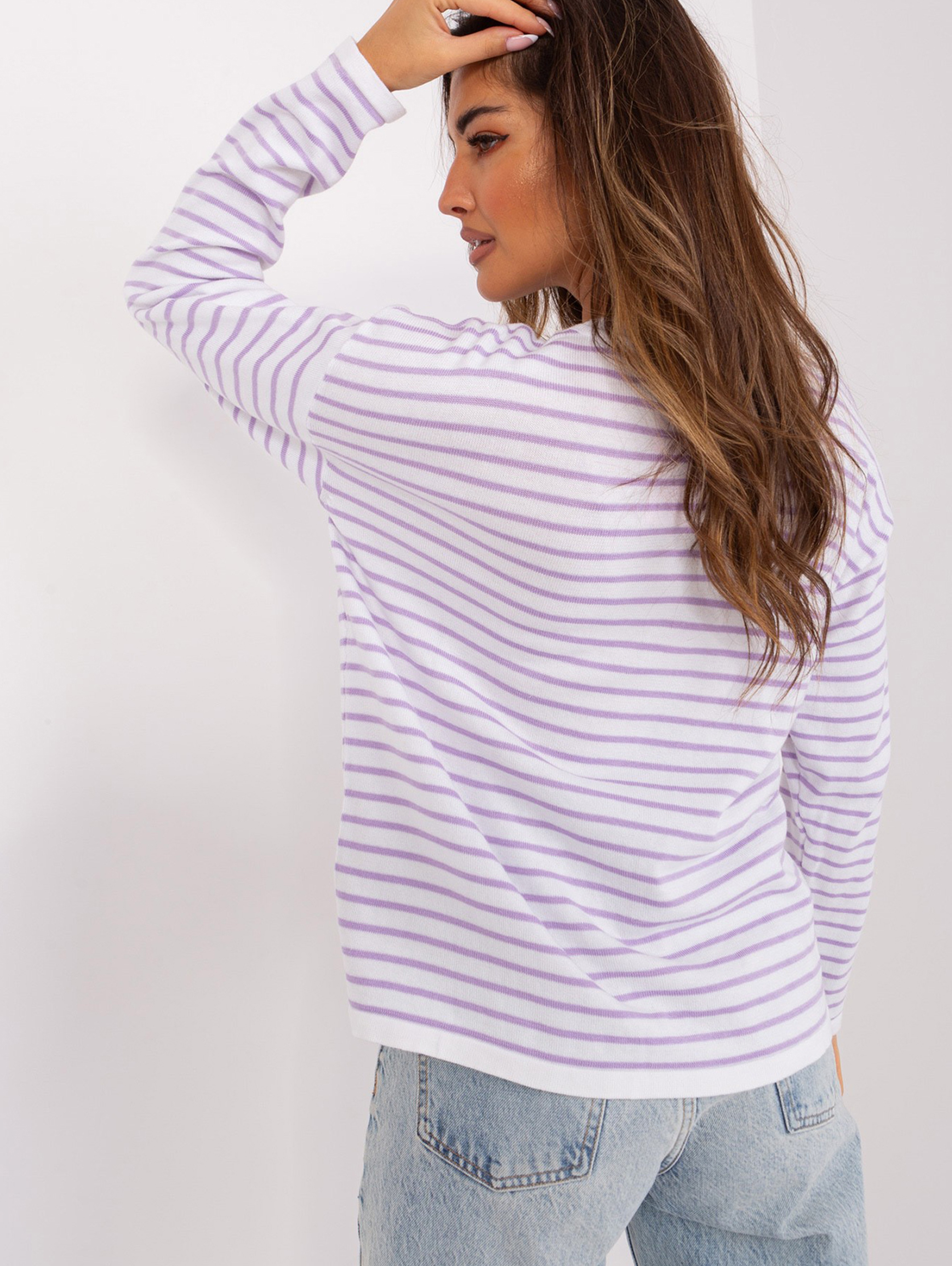 Biało-jasnofioletowy sweter oversize z wełną