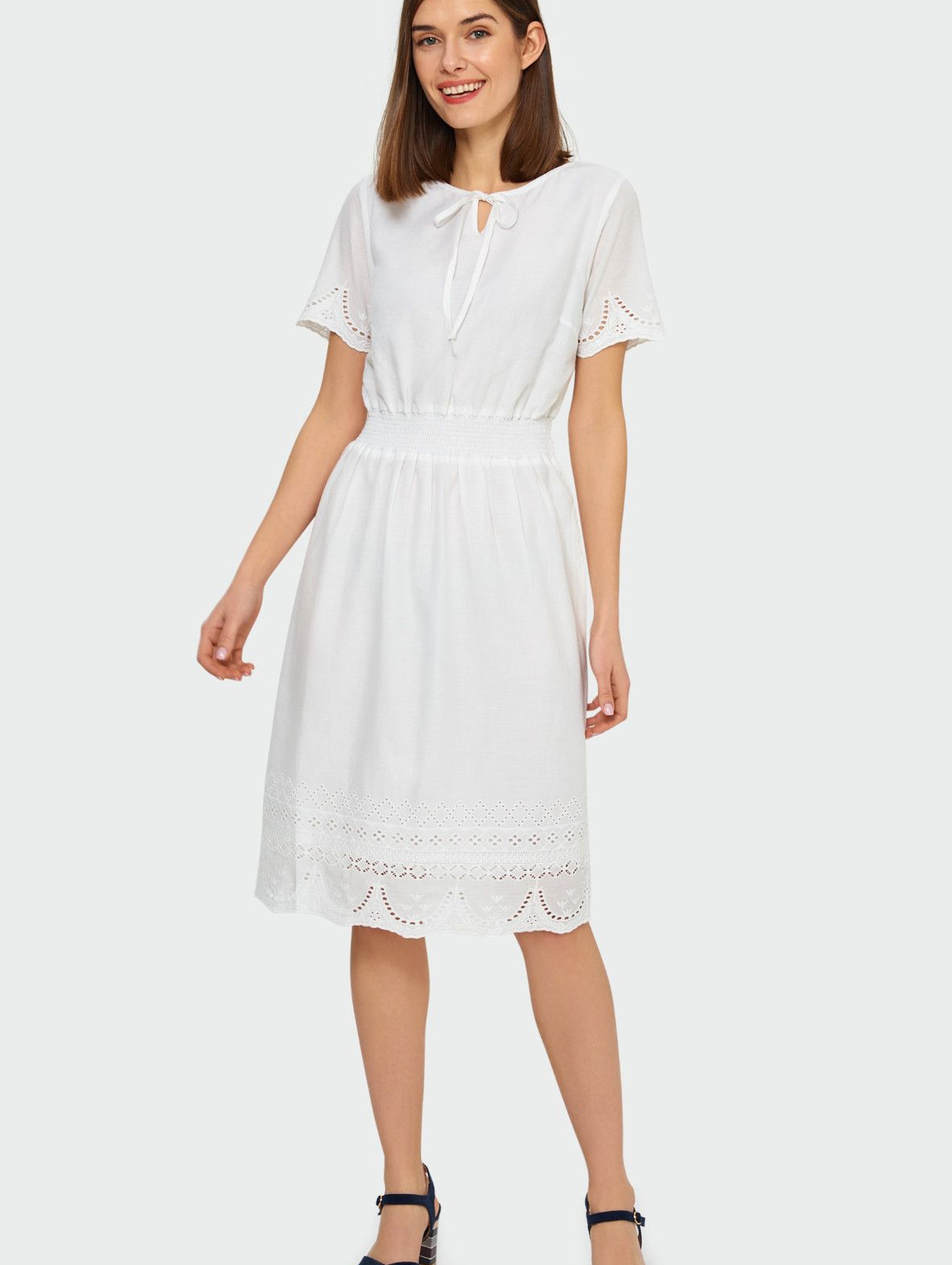 Biała bawełniana haftowana sukienka podkreślająca talię