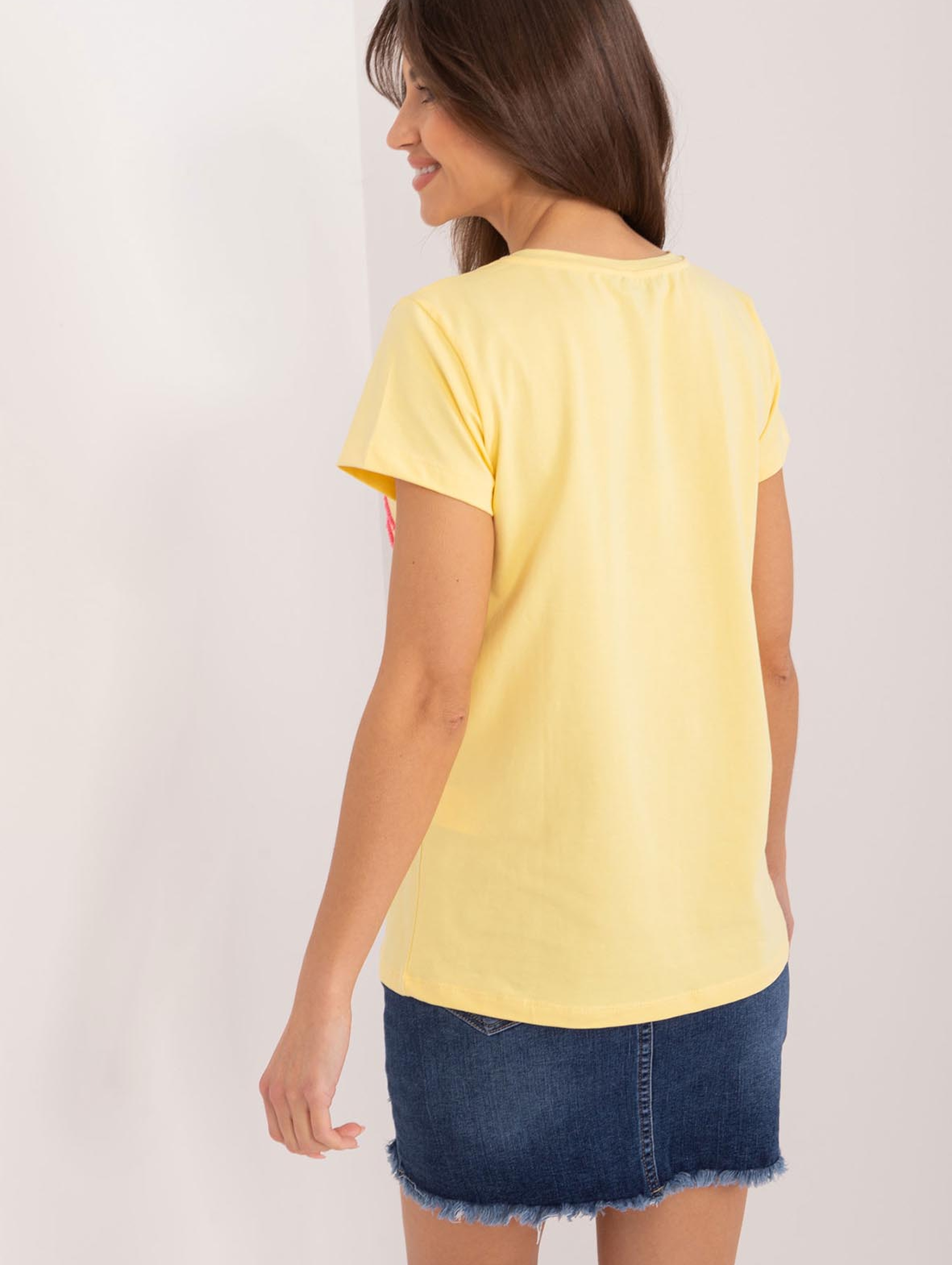 T-Shirt z kwiatową aplikacją żółty
