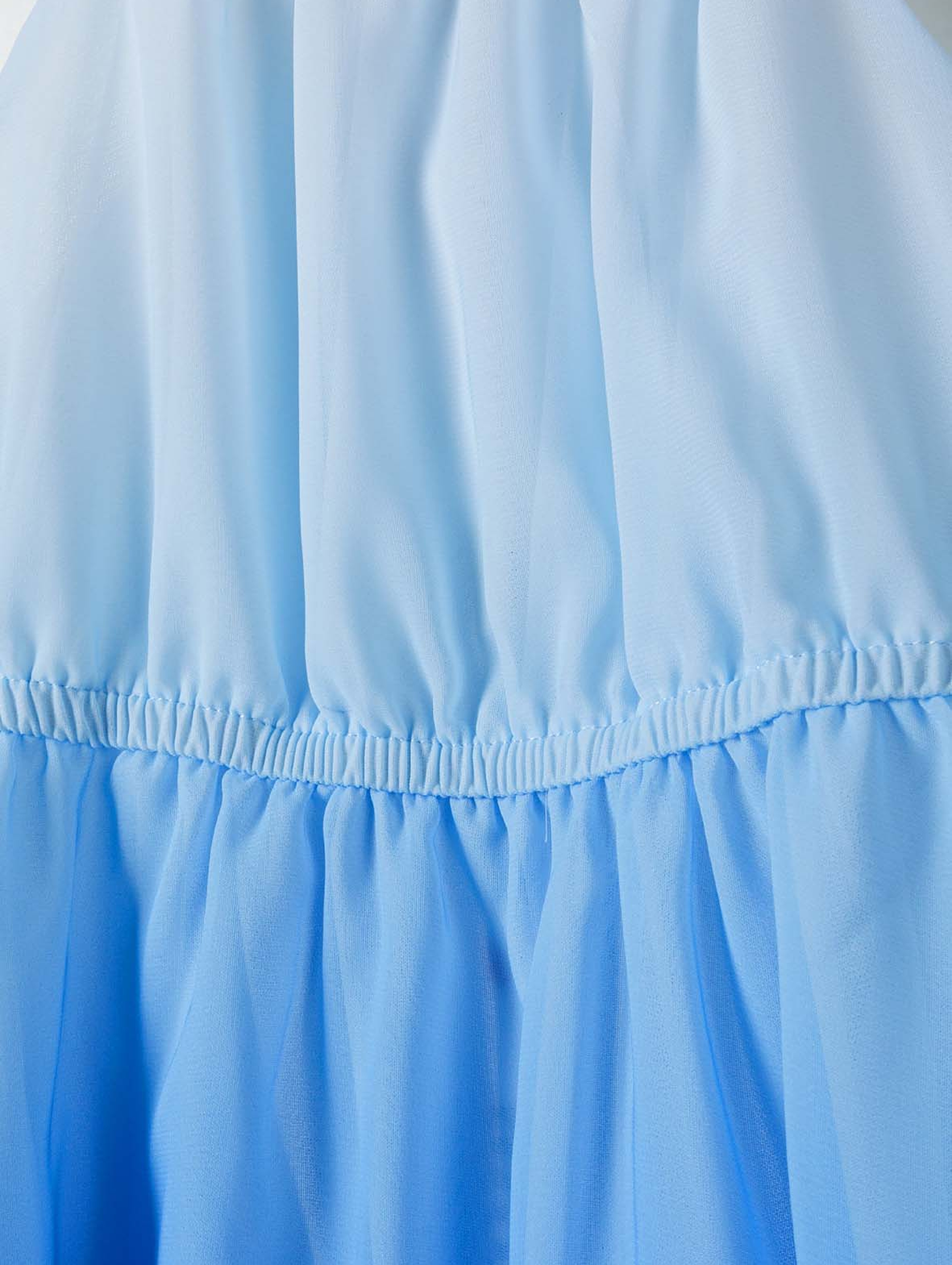 Lekka sukienka na ramiączkach z asymetrycznym dołem - niebieska
