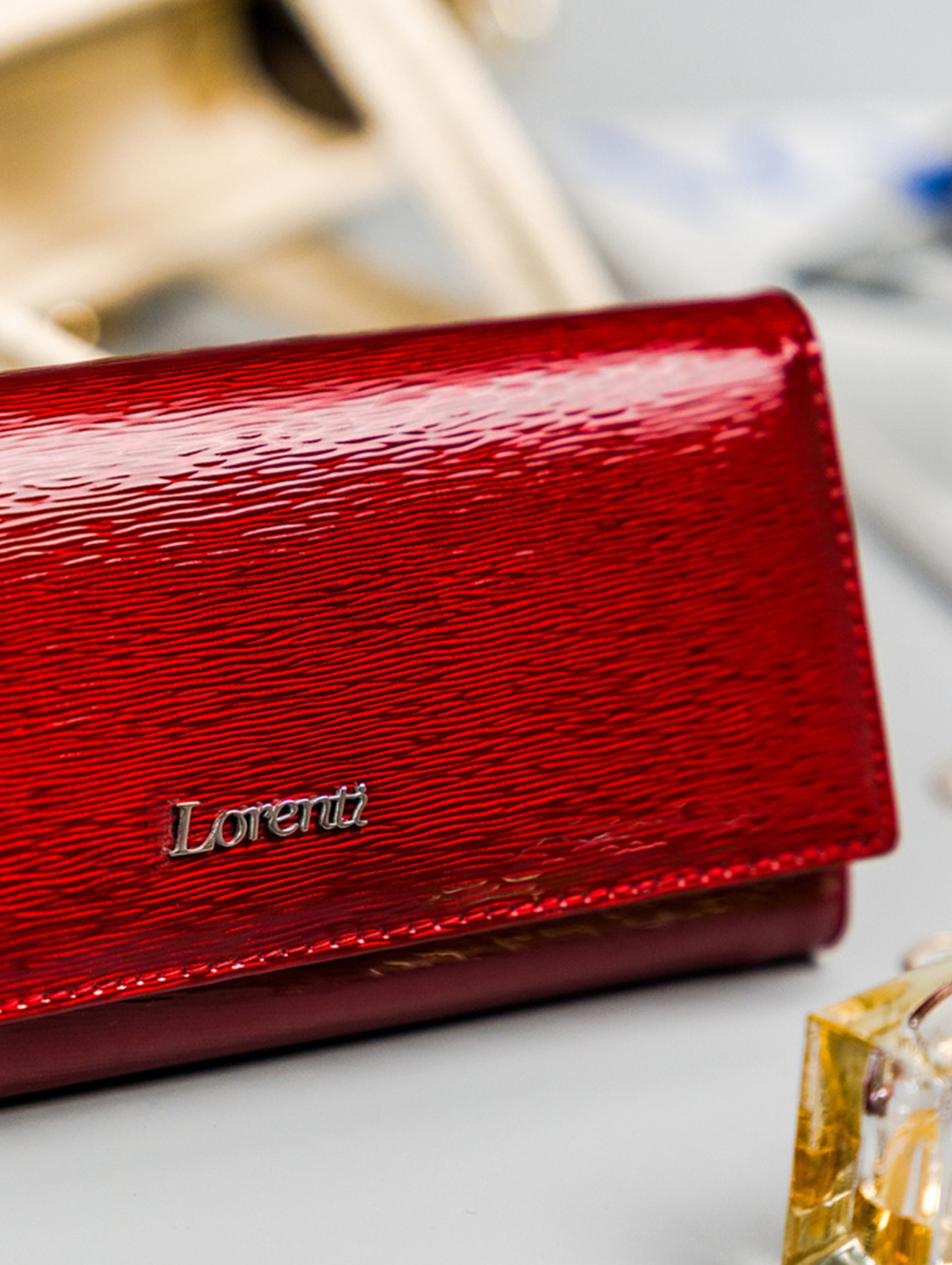 Podłużny, lakierowany portfel damski ze skóry naturalnej — Lorenti