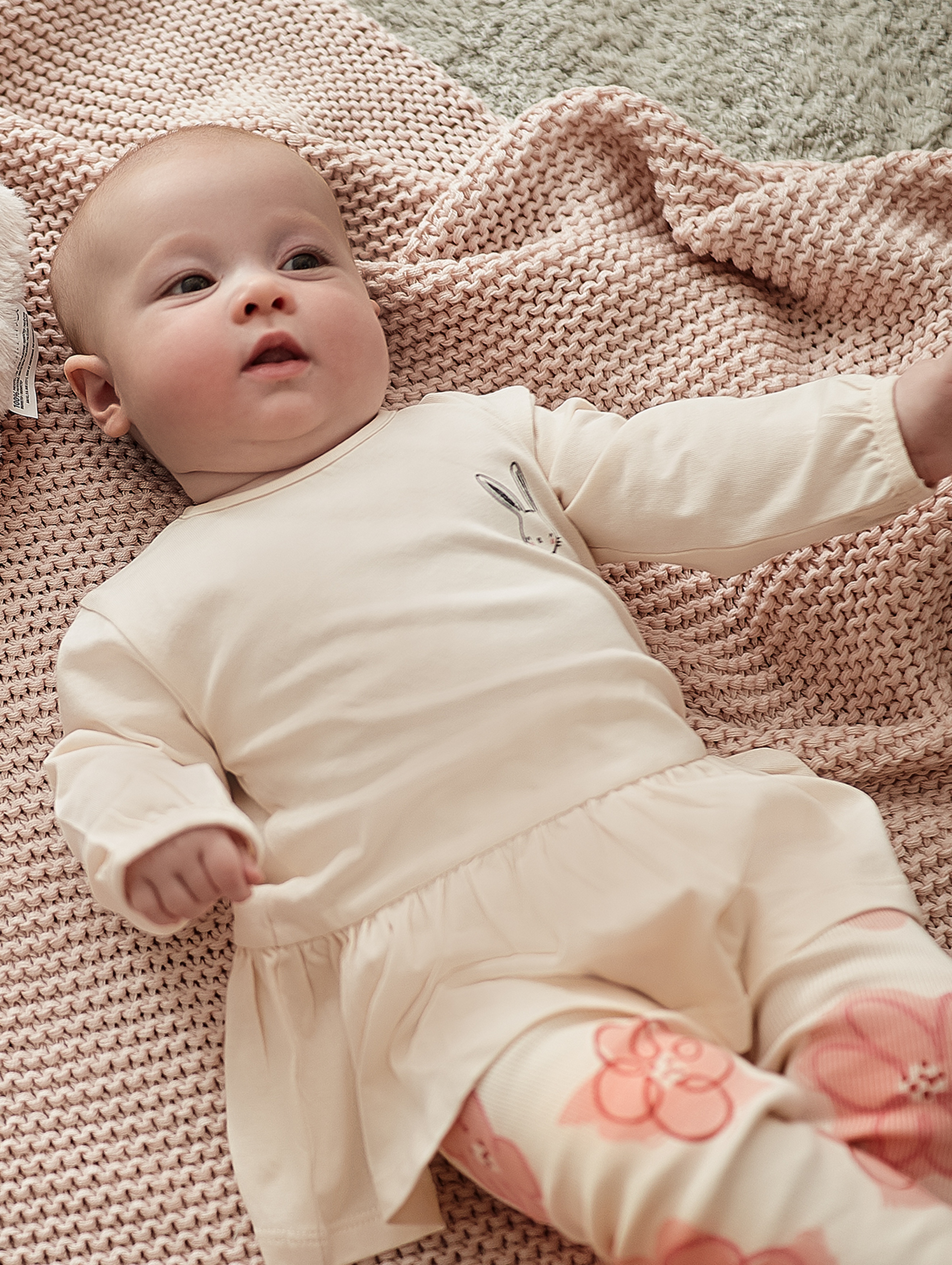 Beżowa bluzka niemowlęca z baskinką