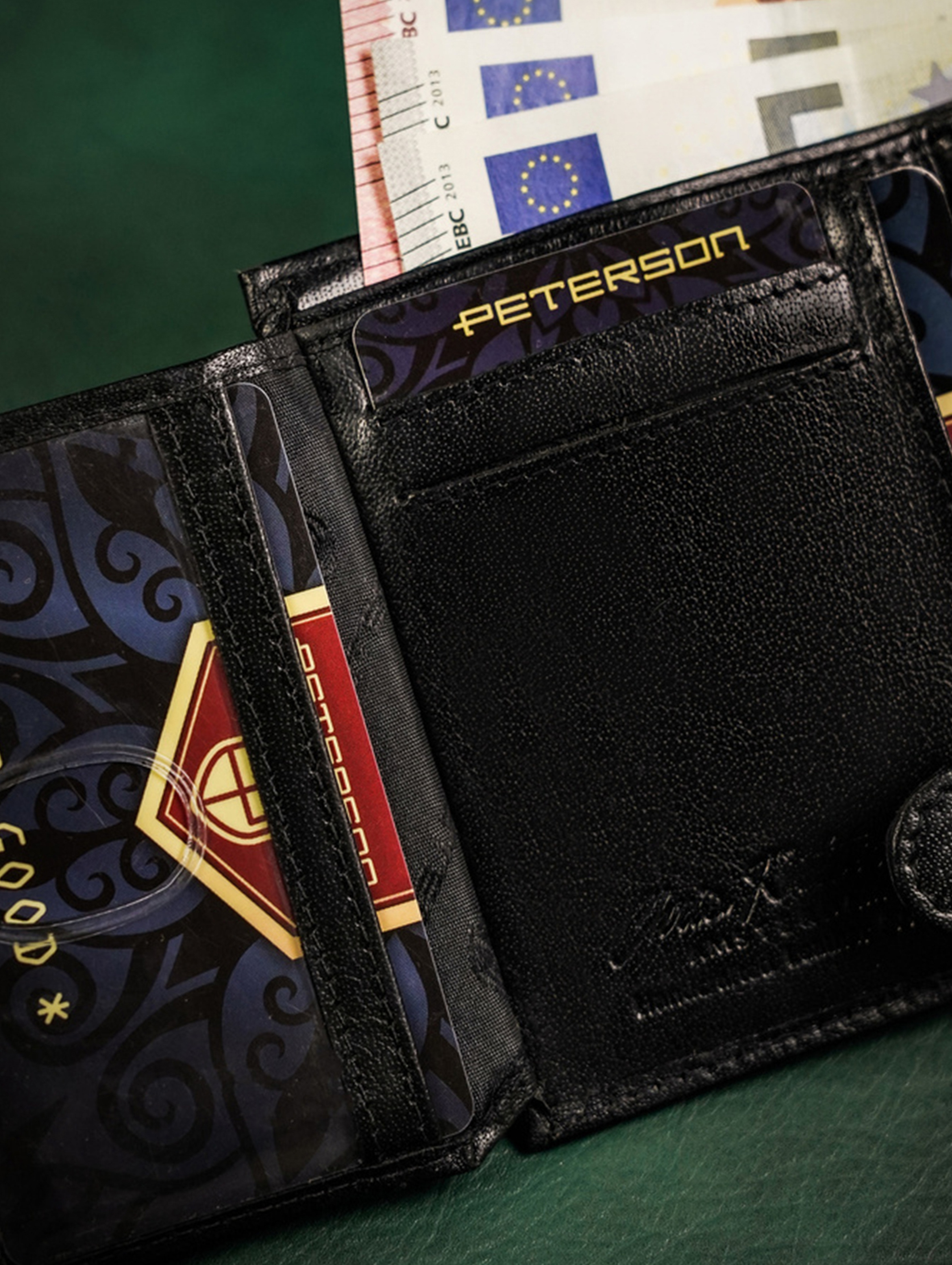 Skórzany portfel męski zapinany na zatrzask - Peterson