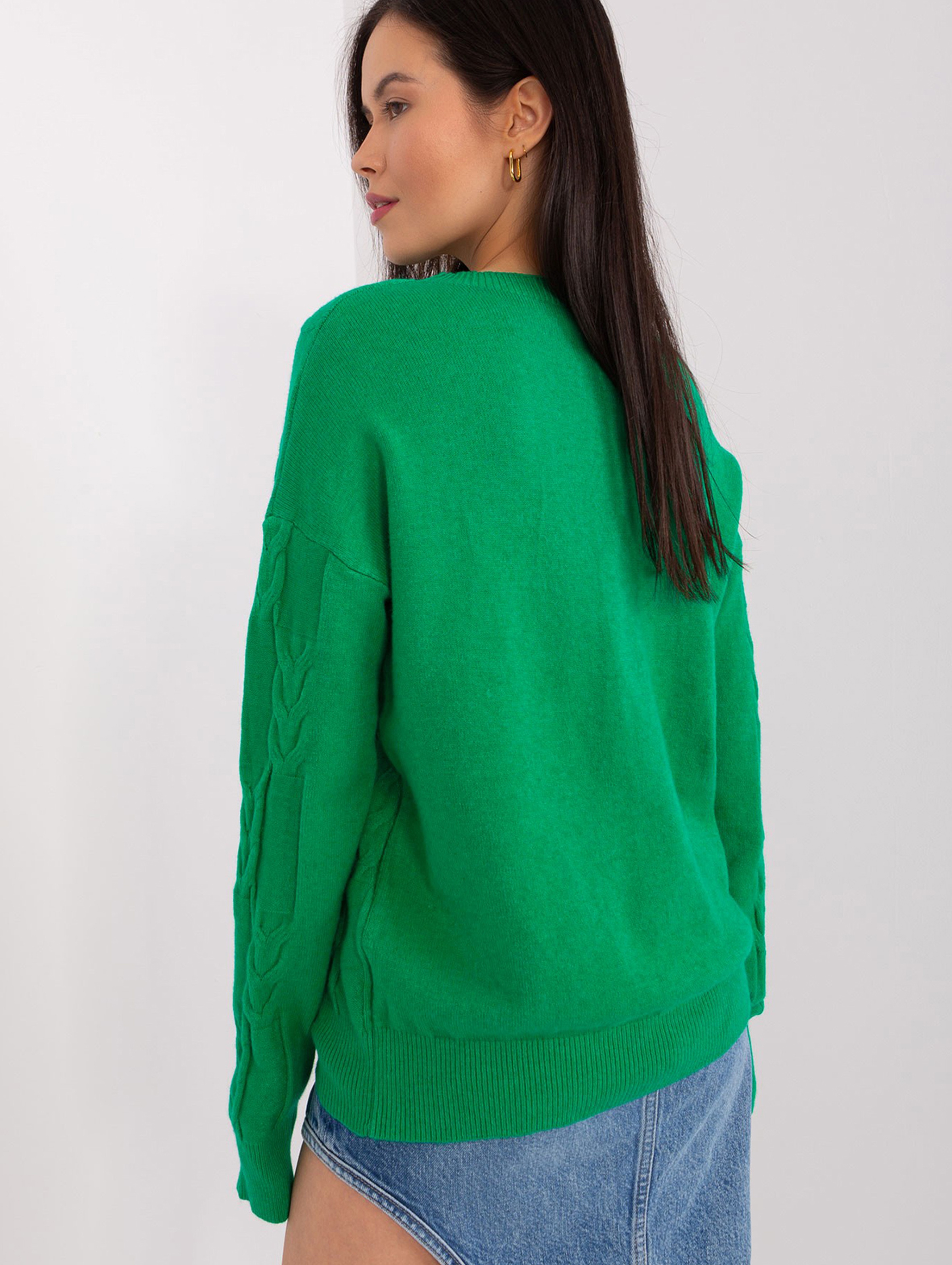 Sweter z warkoczami o luźnym kroju zielony