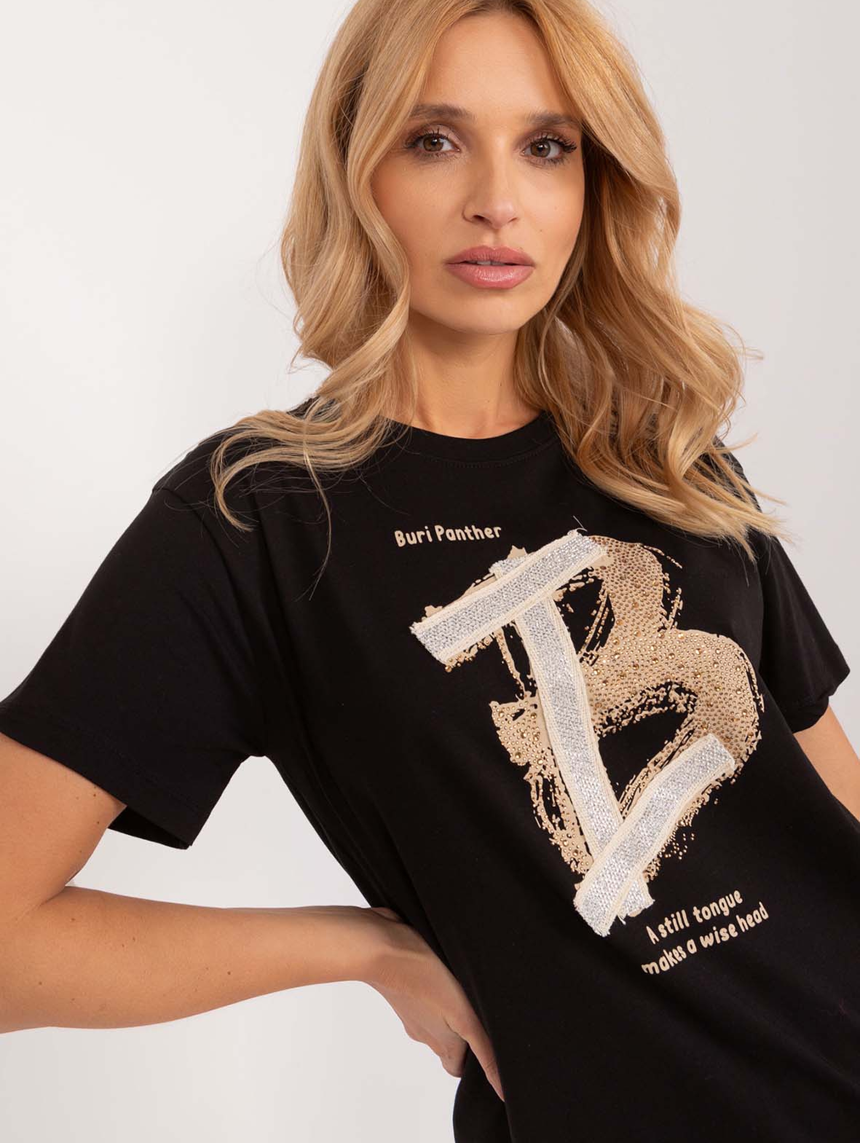 Czarny damski t-shirt z aplikacją i napisami