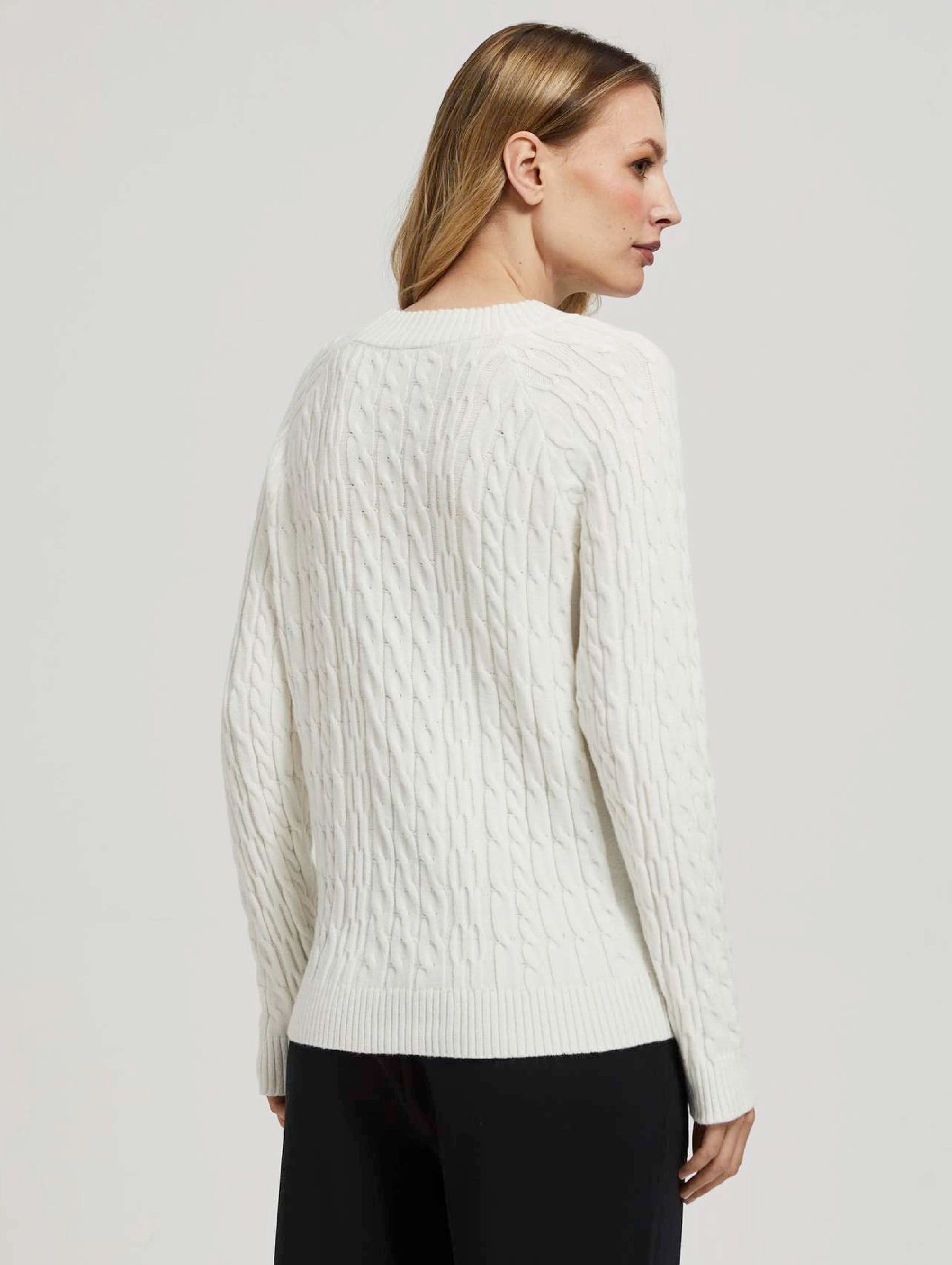 Kremowy sweter damski luźny z ozdobnym splotem