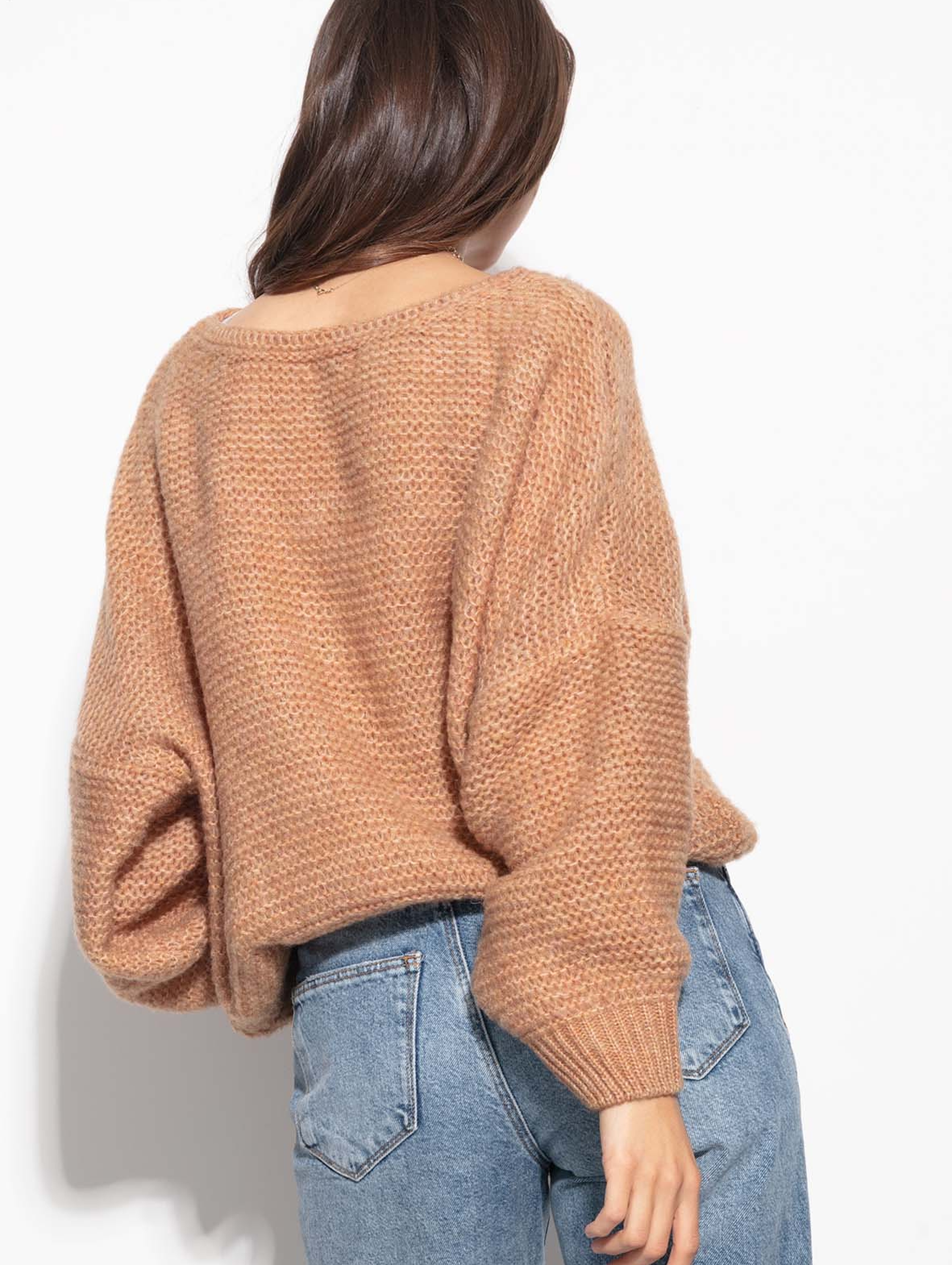 Krótki sweter oversize z bufiastymi rękawami - karmel