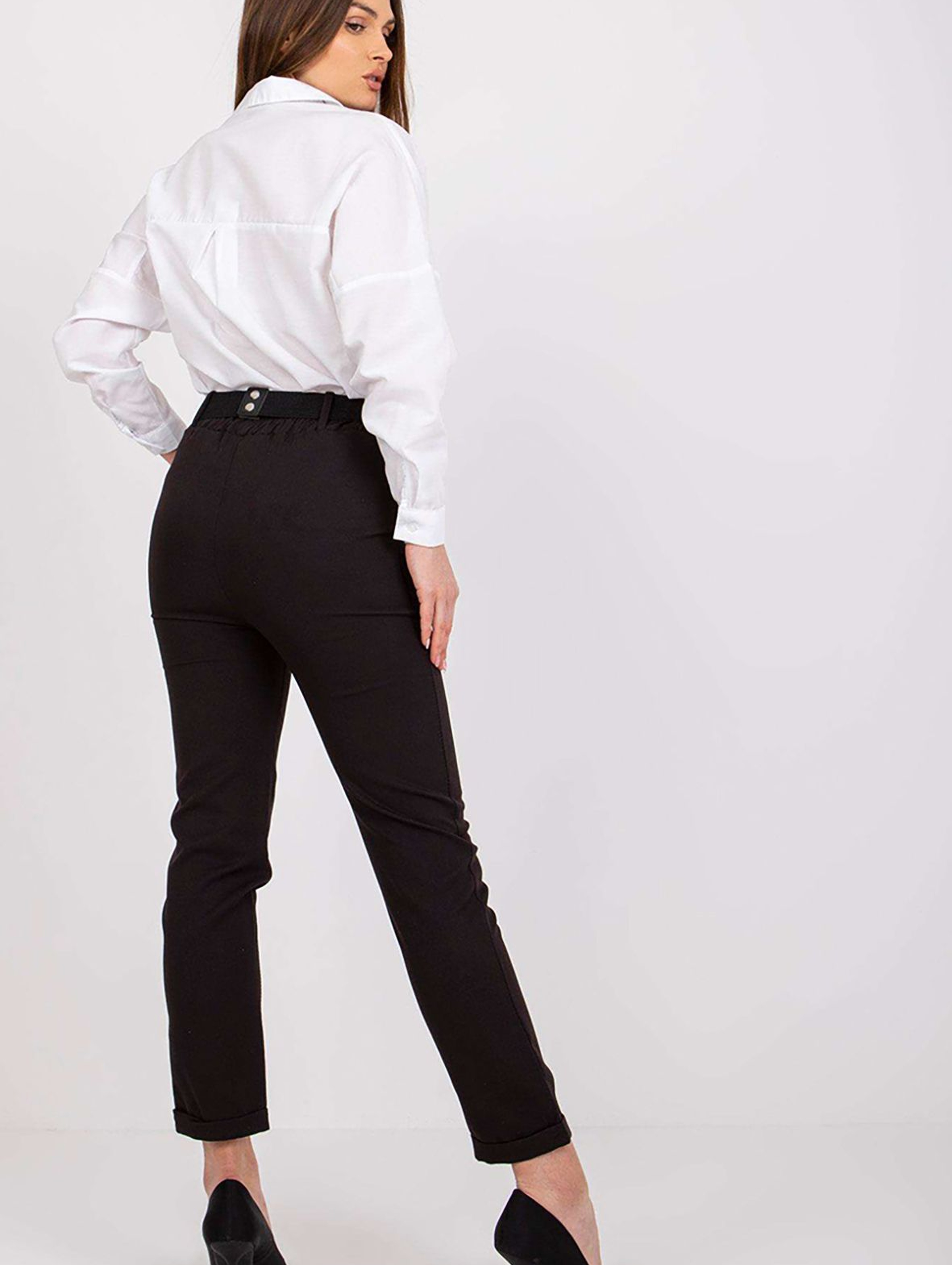 Eleganckie spodnie  damskie z gumką w pasie - czarne