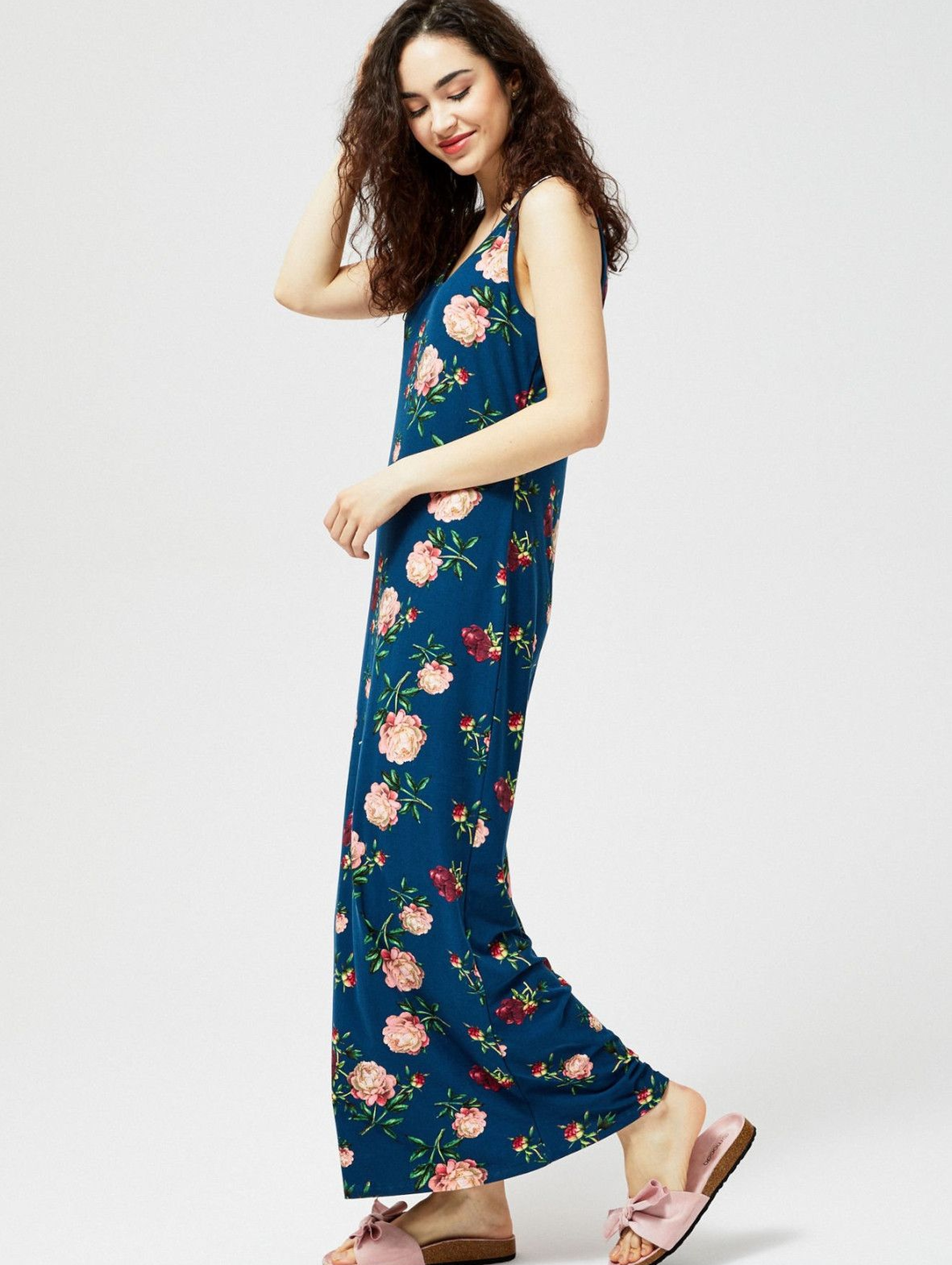 Granatowa sukienka na grubych ramiączkach w kwiatowy wzór maxi