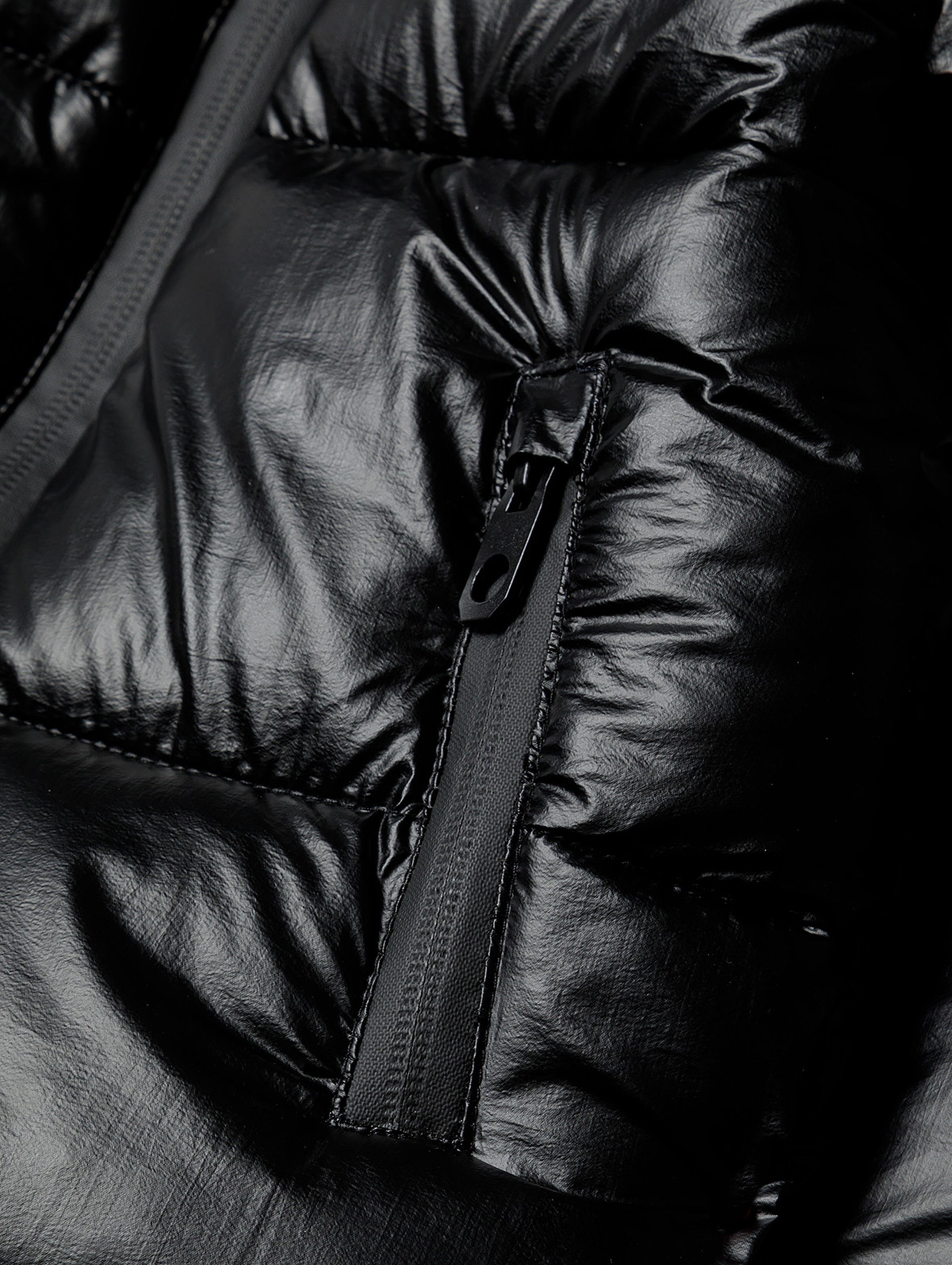 Ocieplana kurtka metaliczna pikowana dla chłopca z kapturem- czarna