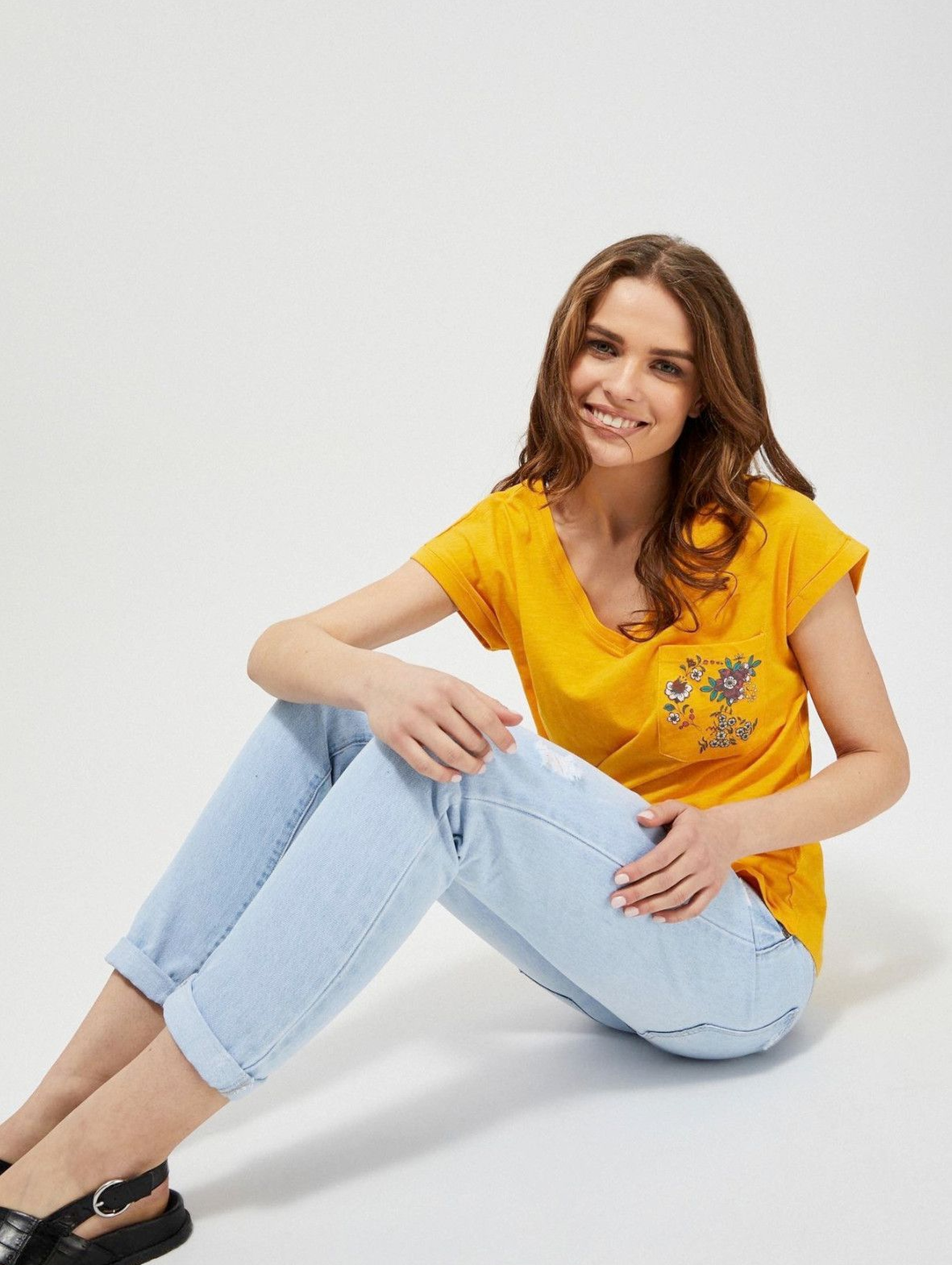Bawełniany t-shirt damski z ozdobną kieszonką z kwiecistym nadrukiem
