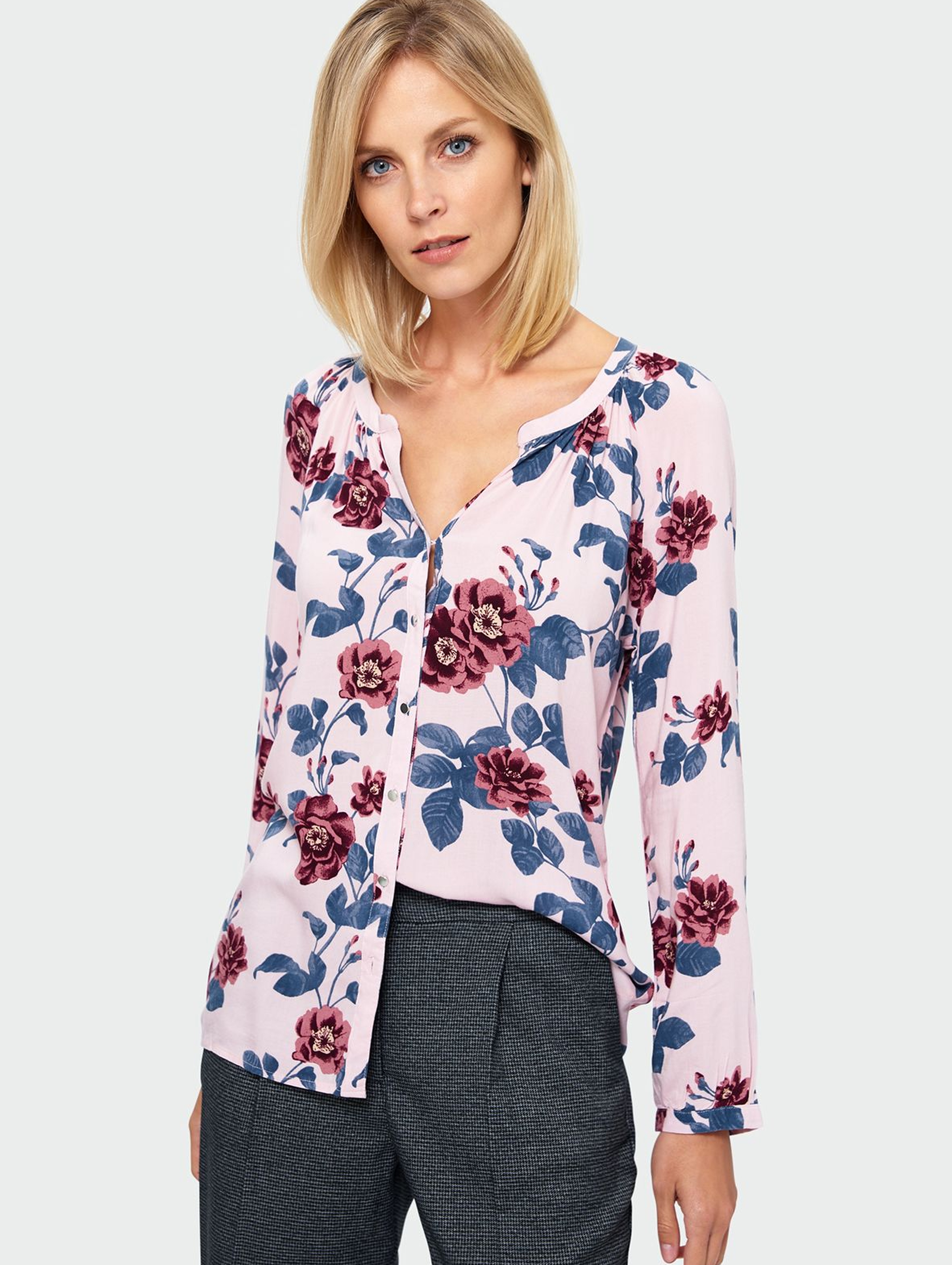 Bluzka w kolorowe kwiaty- ubrania dla kobiet