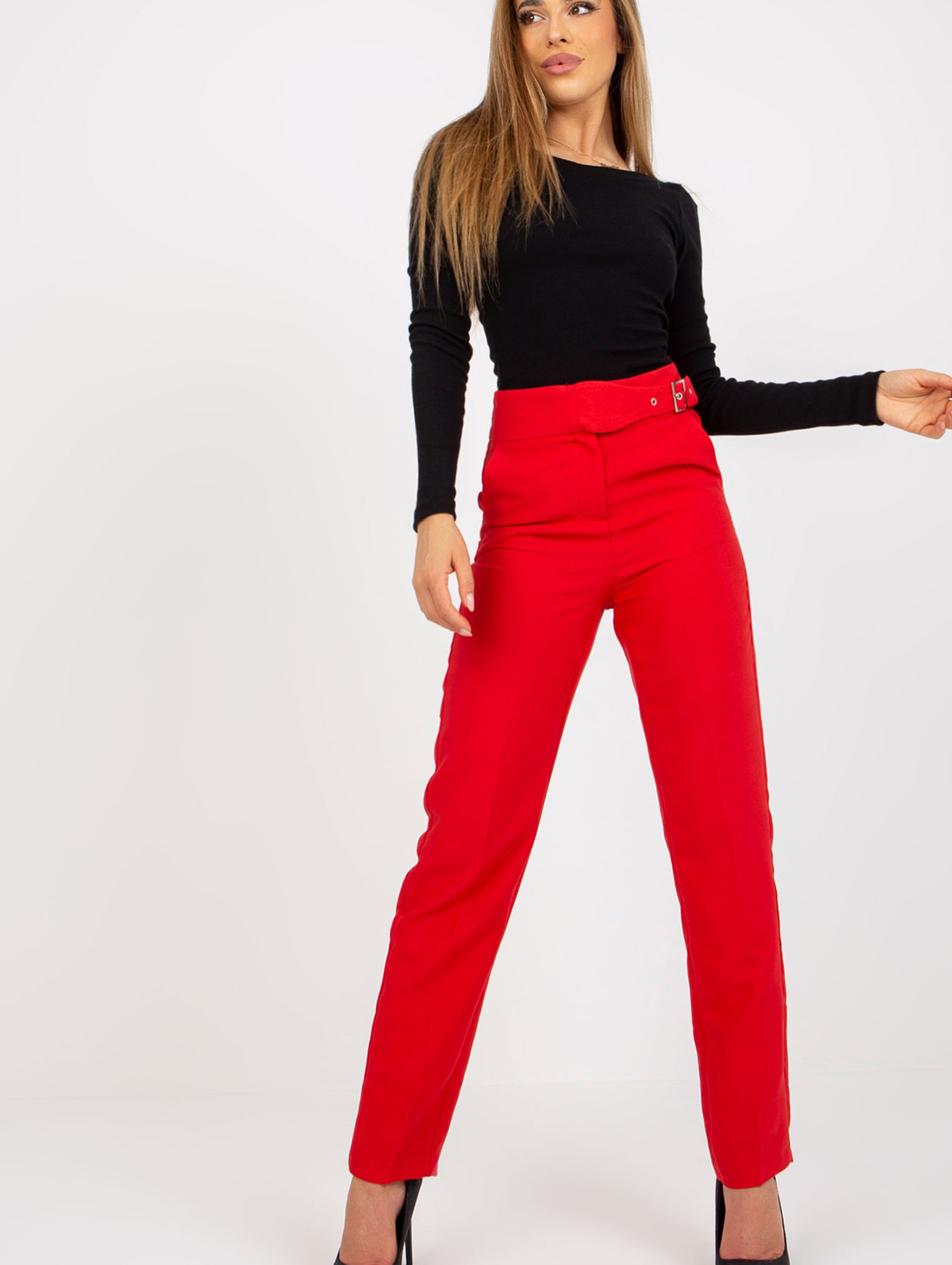 Czerwone proste spodnie z materiału z kieszeniami