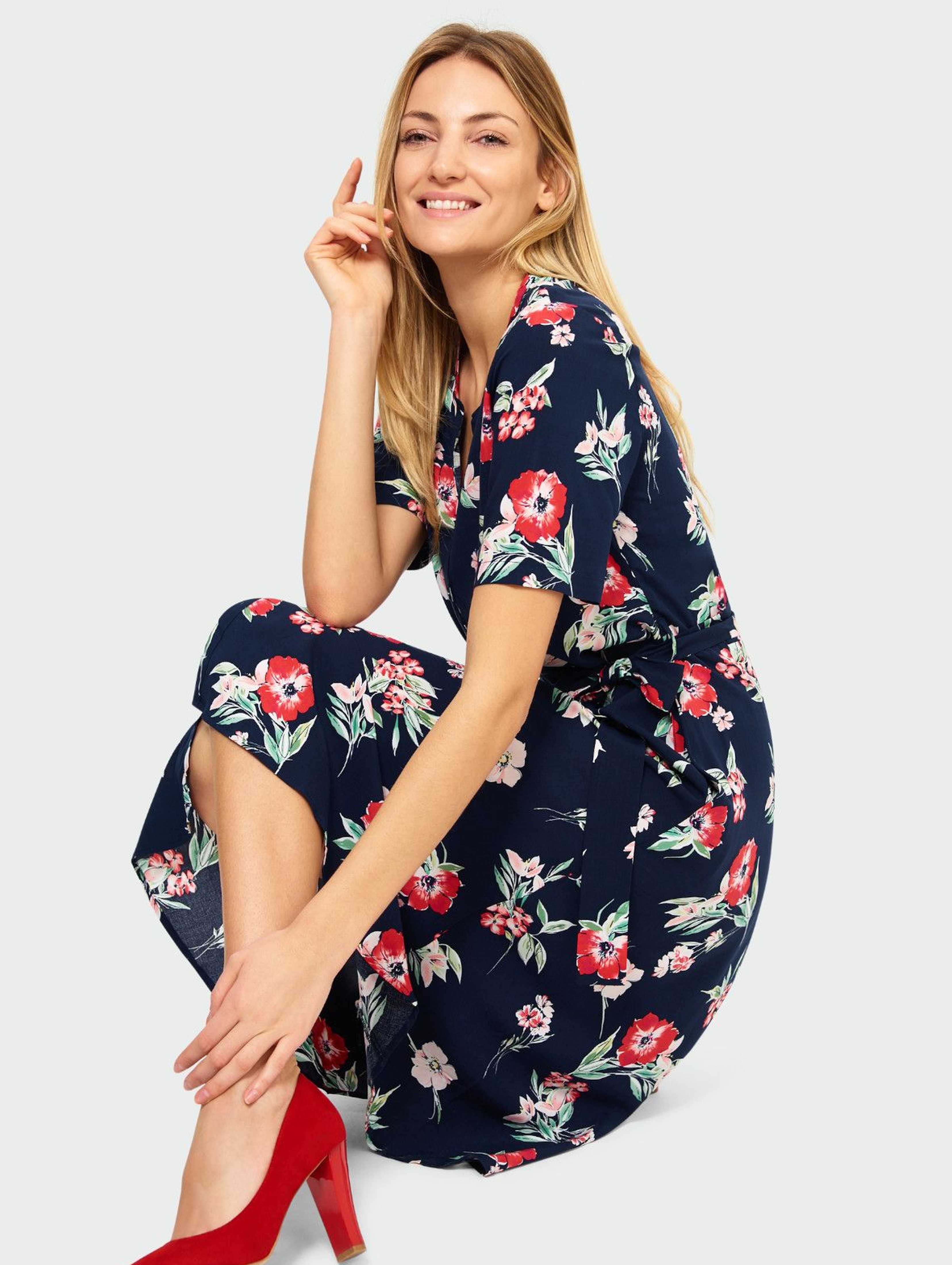 Granatowa sukienka typu szmizjerka z kwiatowym nadrukiem