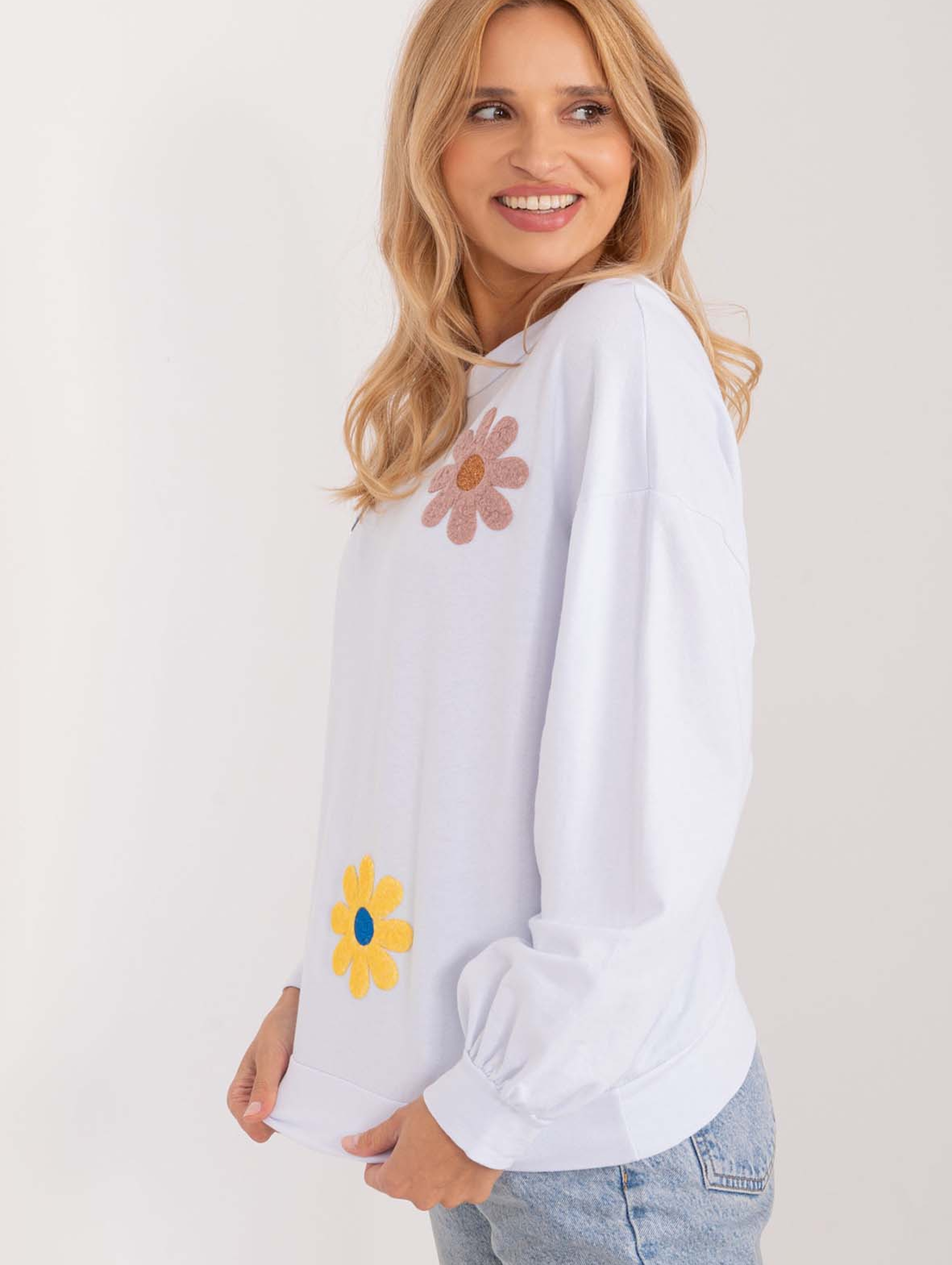 Biała bluza damska w kolorowe kwiaty z bawełny