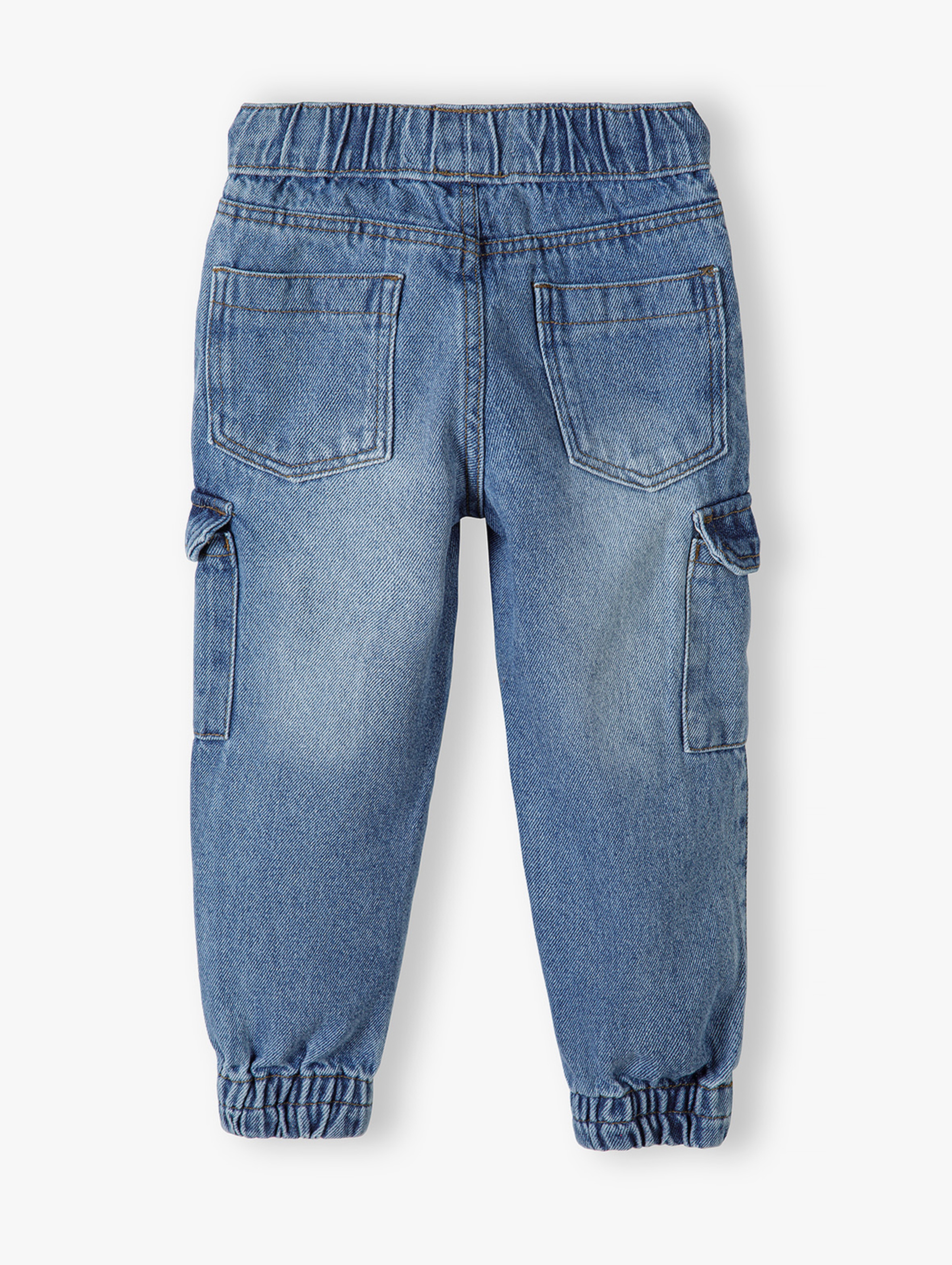 Spodnie jeansowe dla chłopca z naszywkami
