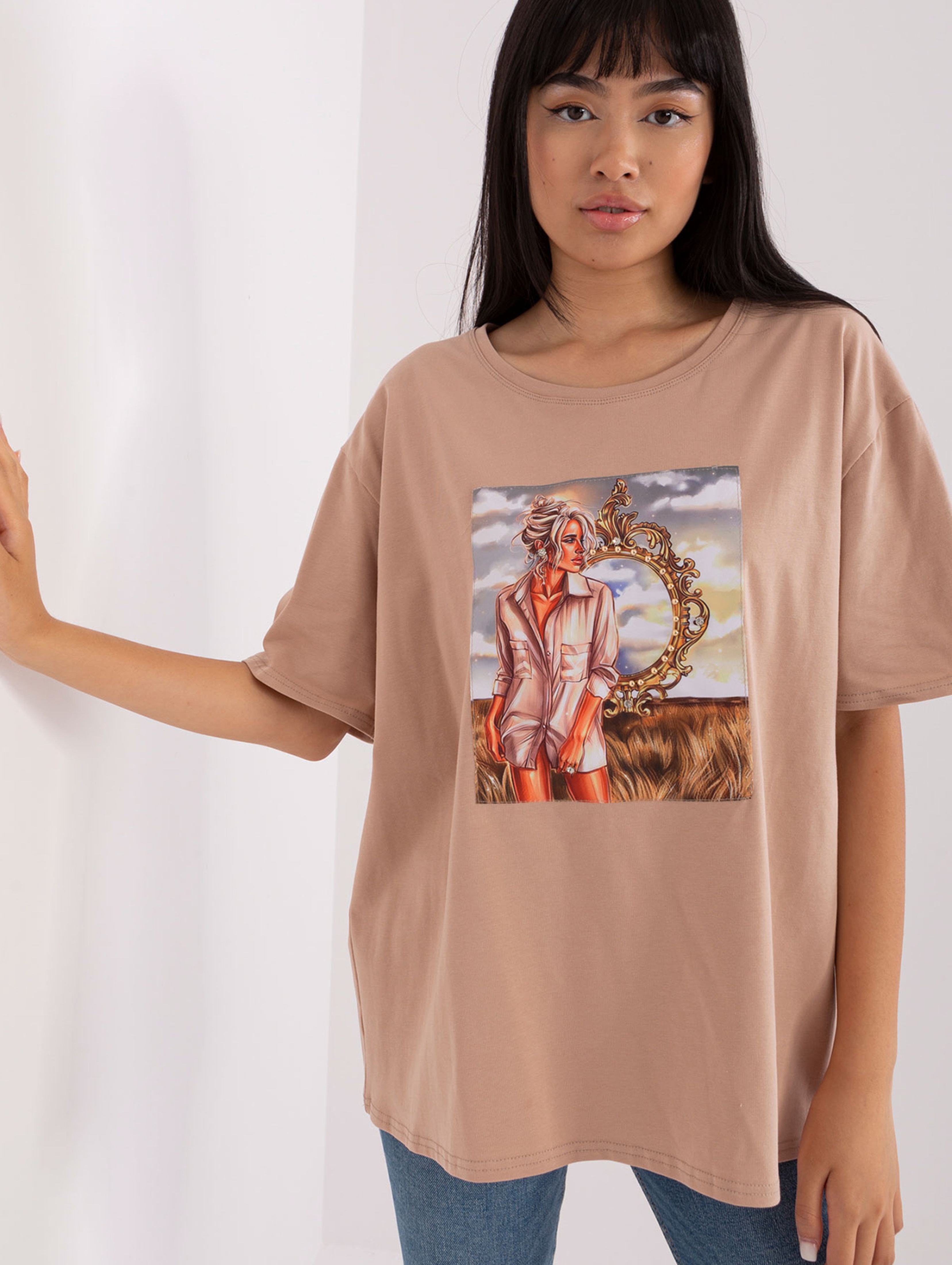 Beżowy damski t-shirt oversize z nadrukiem