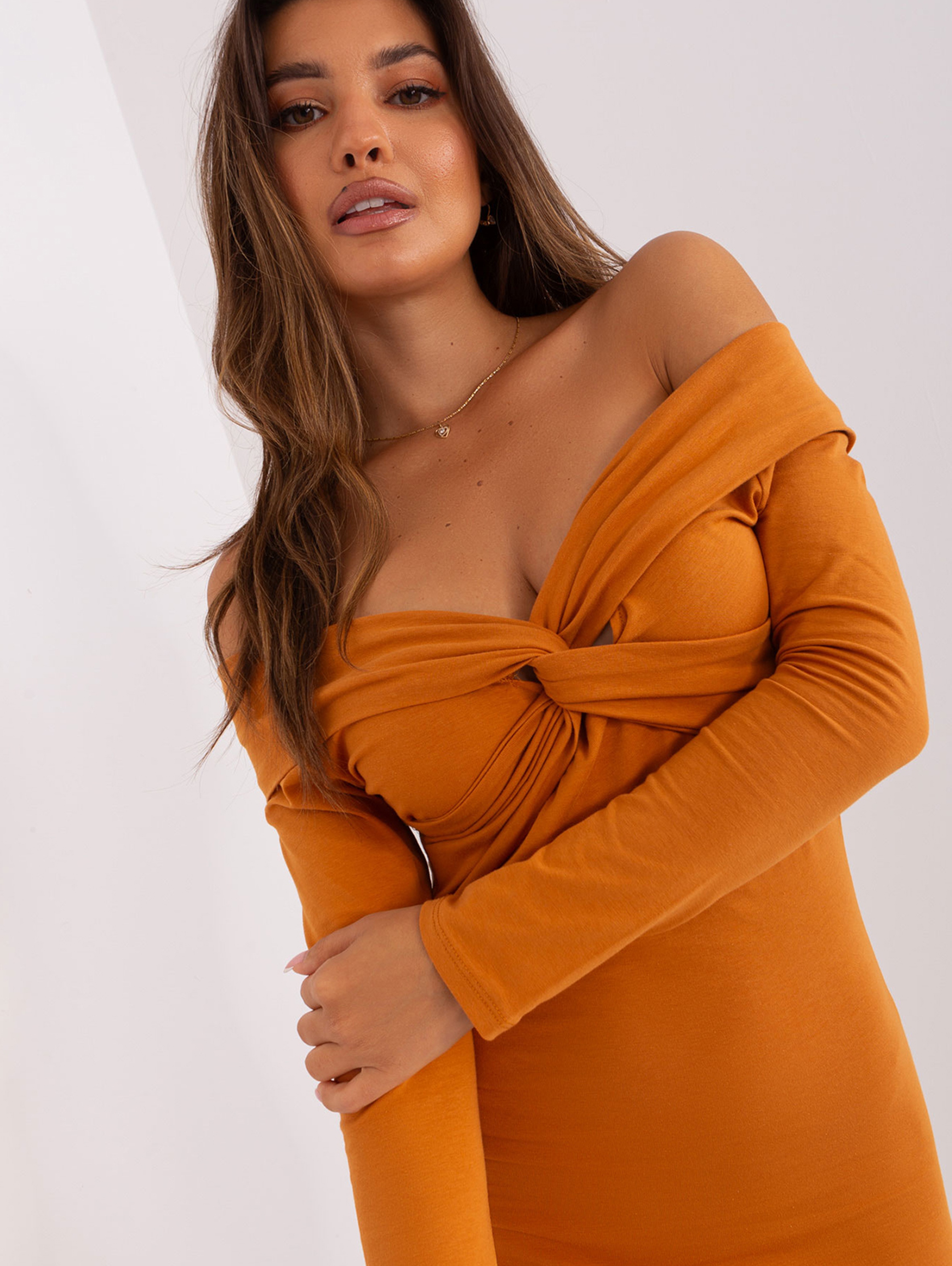 Jasnopomarańczowa dopasowana sukienka hiszpanka z bawełny