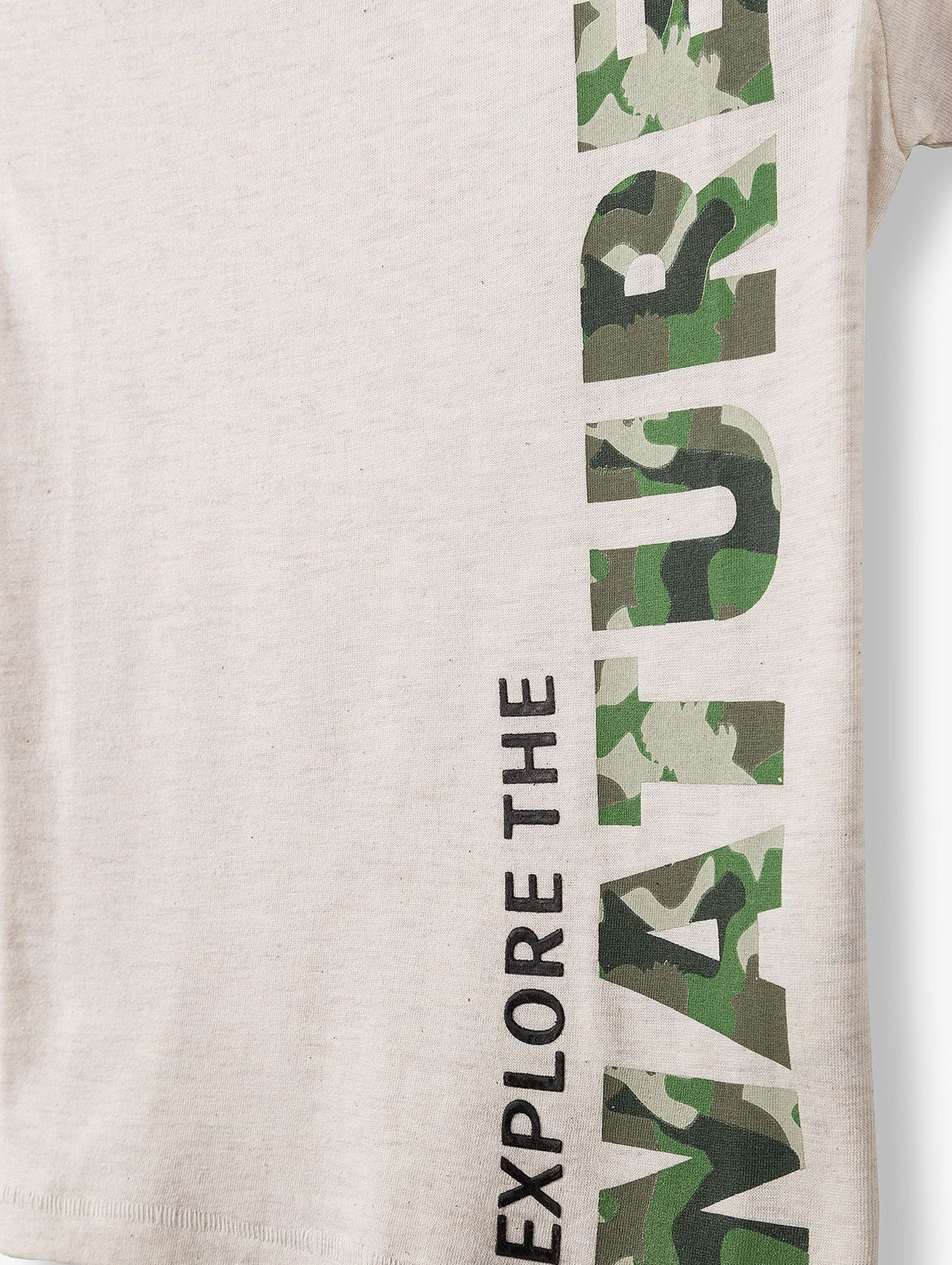 T-shirt chłopięcy w kolorze beżowym z napisem moro Nature