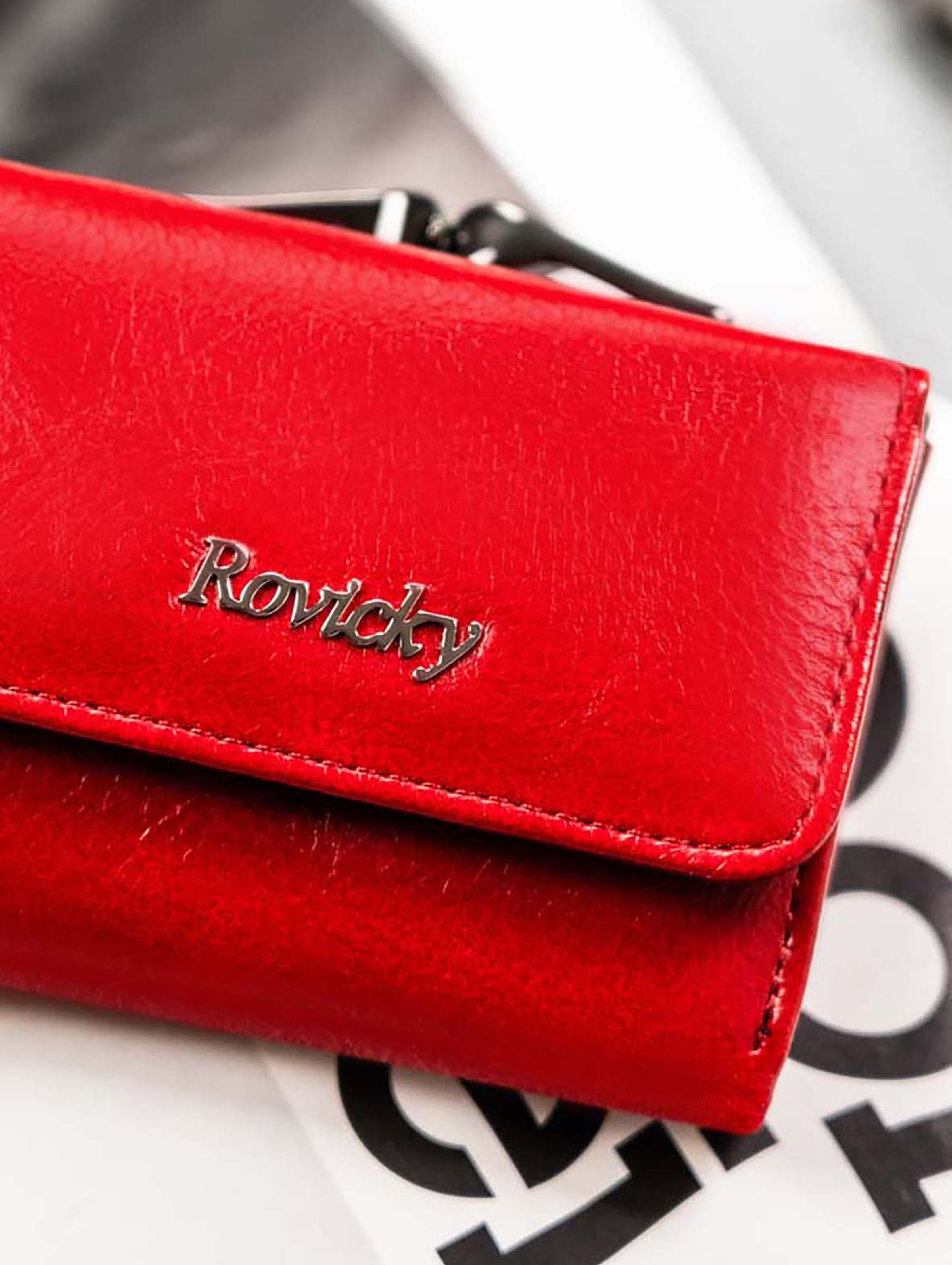 Klasyczny, mały portfel damski czerwony na bigiel i zatrzask - Rovicky