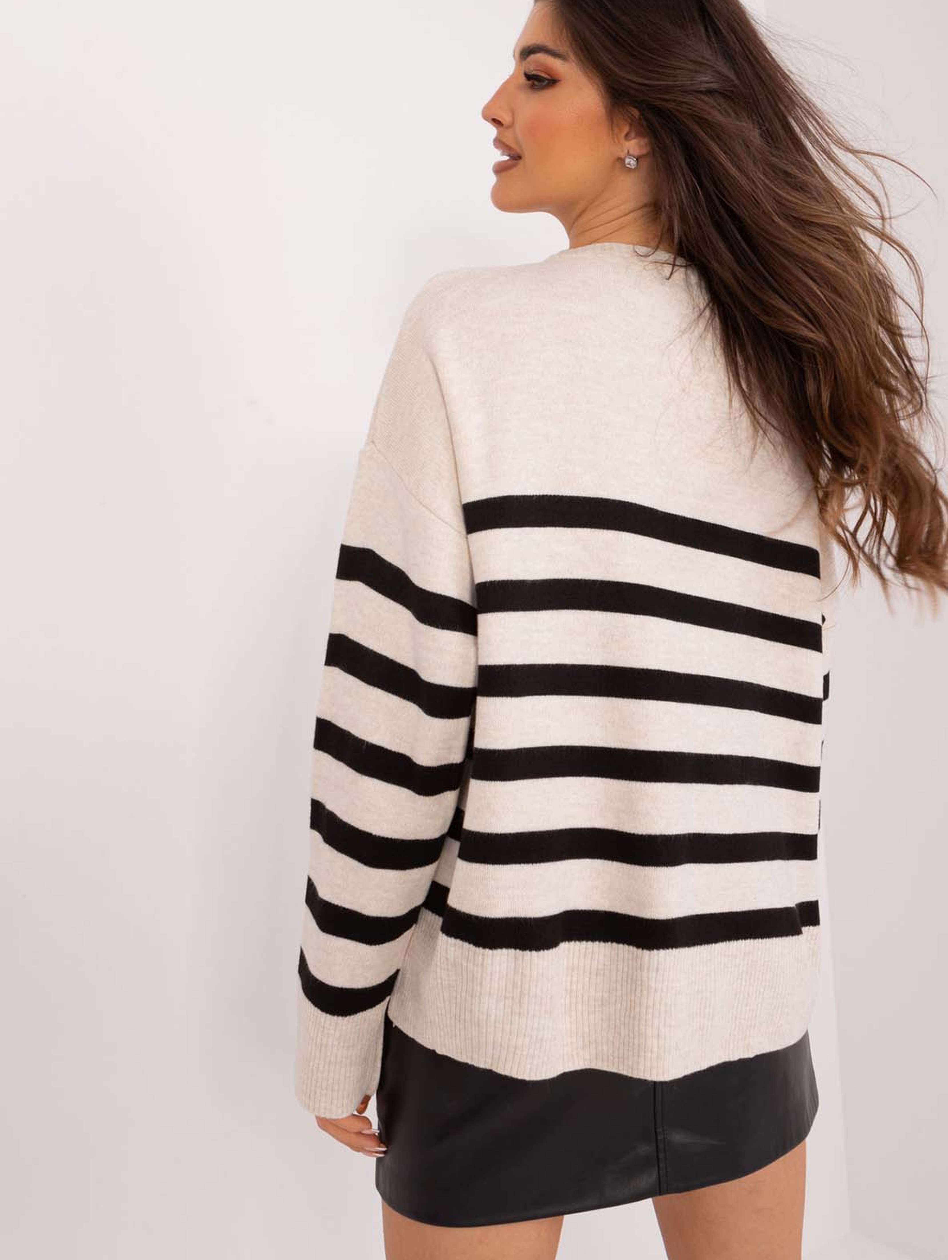 Sweter oversize z okrągłym dekoltem beżowy w paski