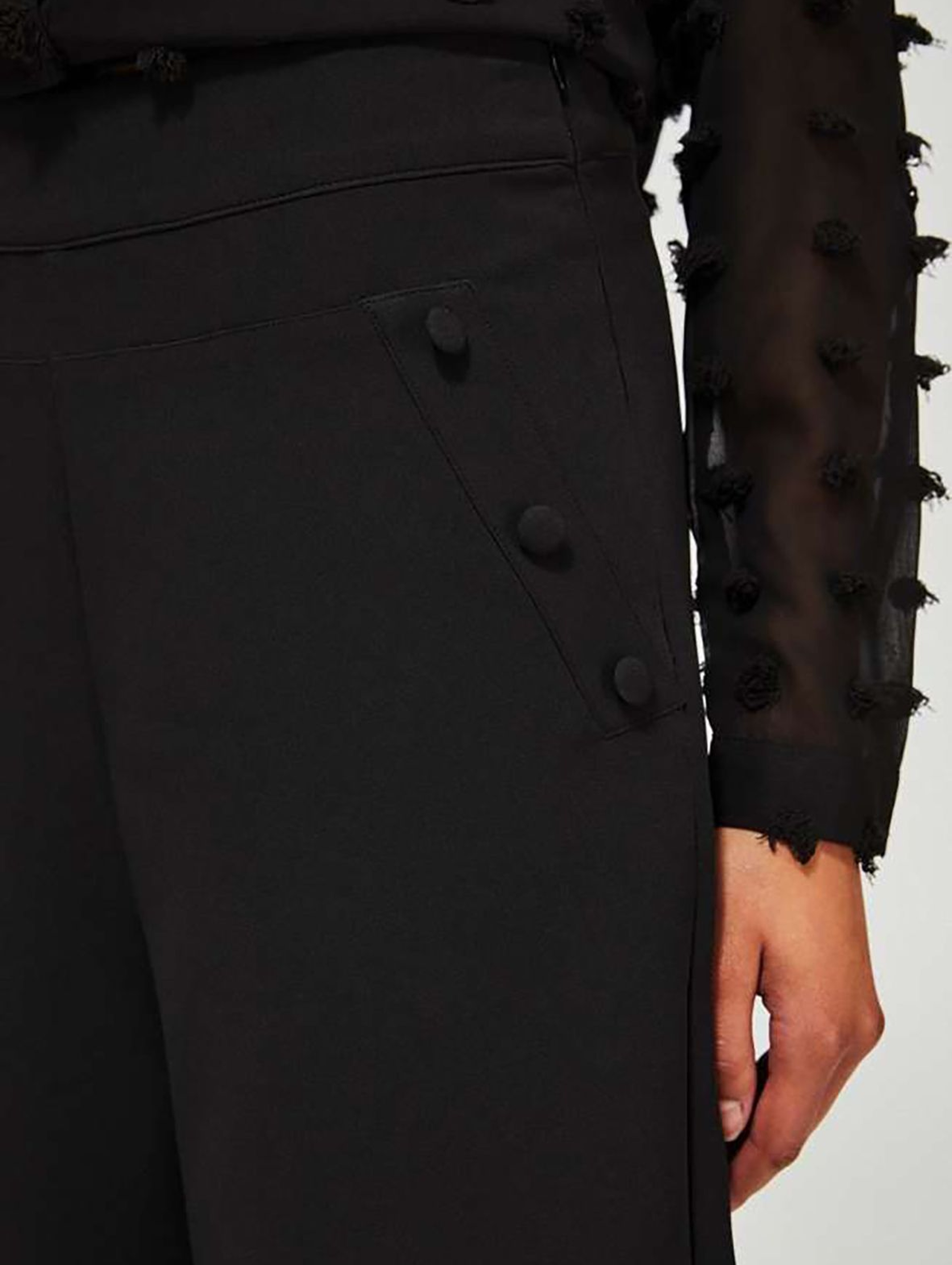 Czarne spodnie damskie typu szwedy z rozszerzaną u dołu nogawką