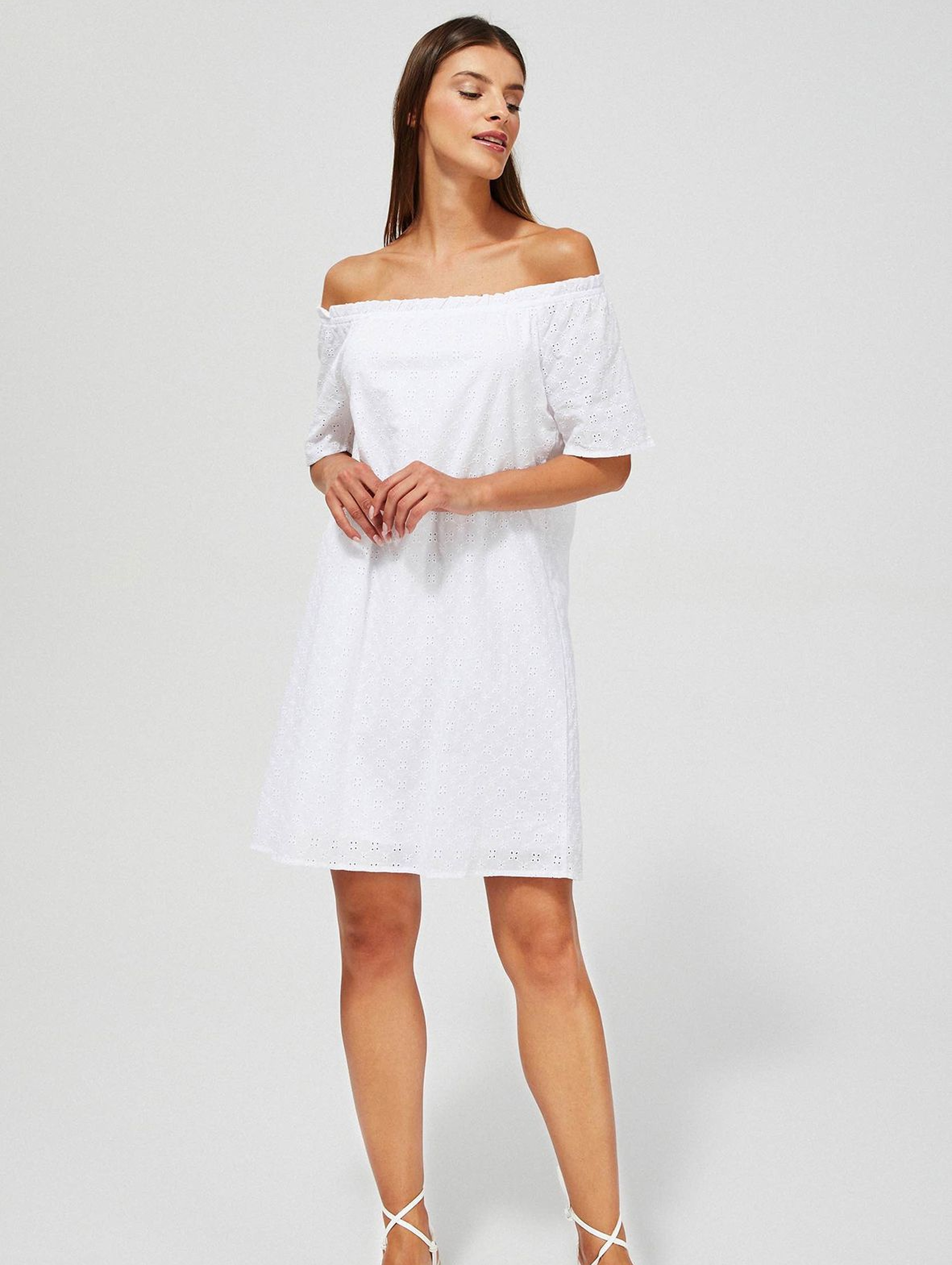 Ażurowa sukienka z odkrytymi ramionami - biała