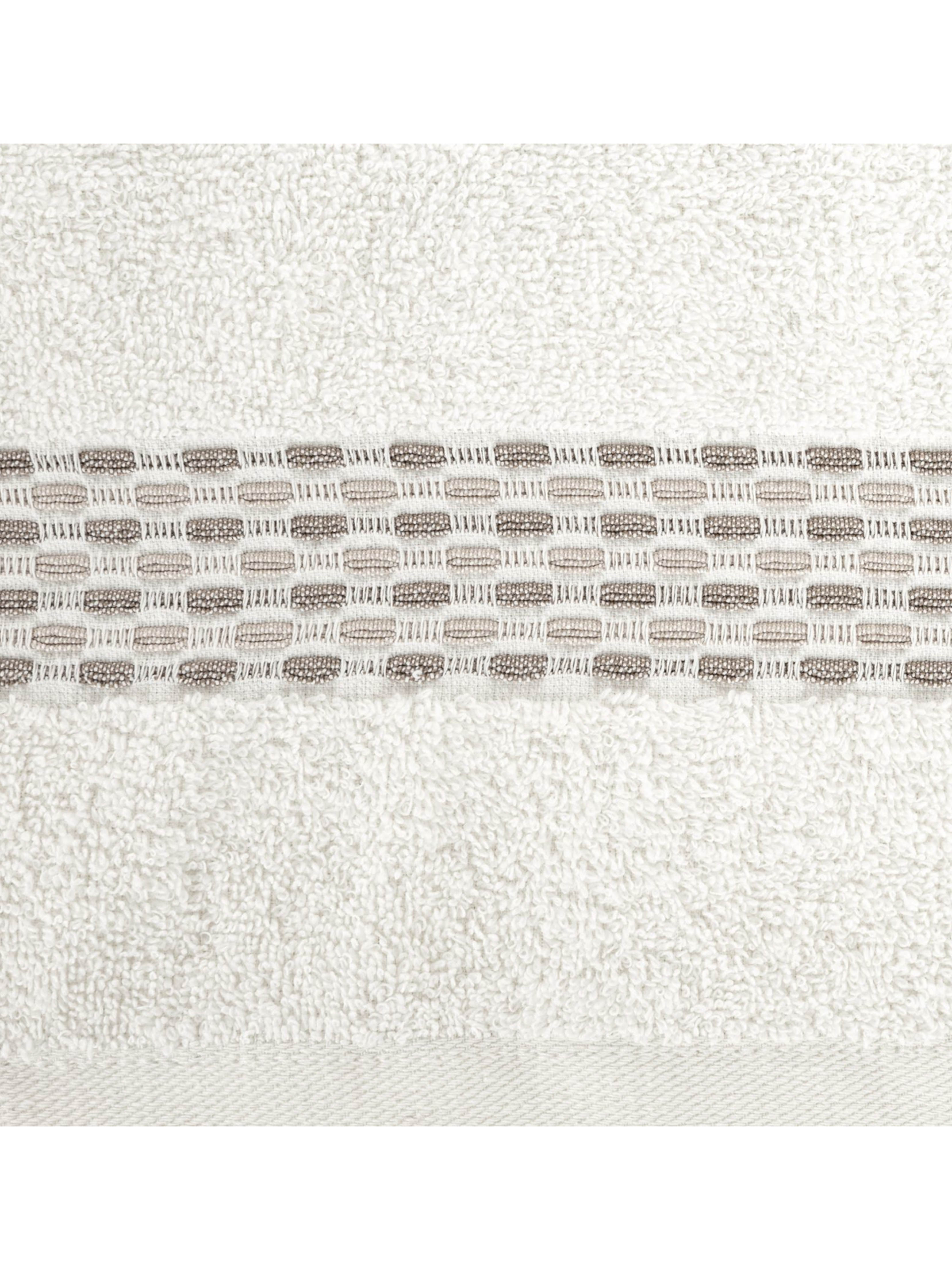Kremowy ręcznik ze zdobieniami 70x140 cm