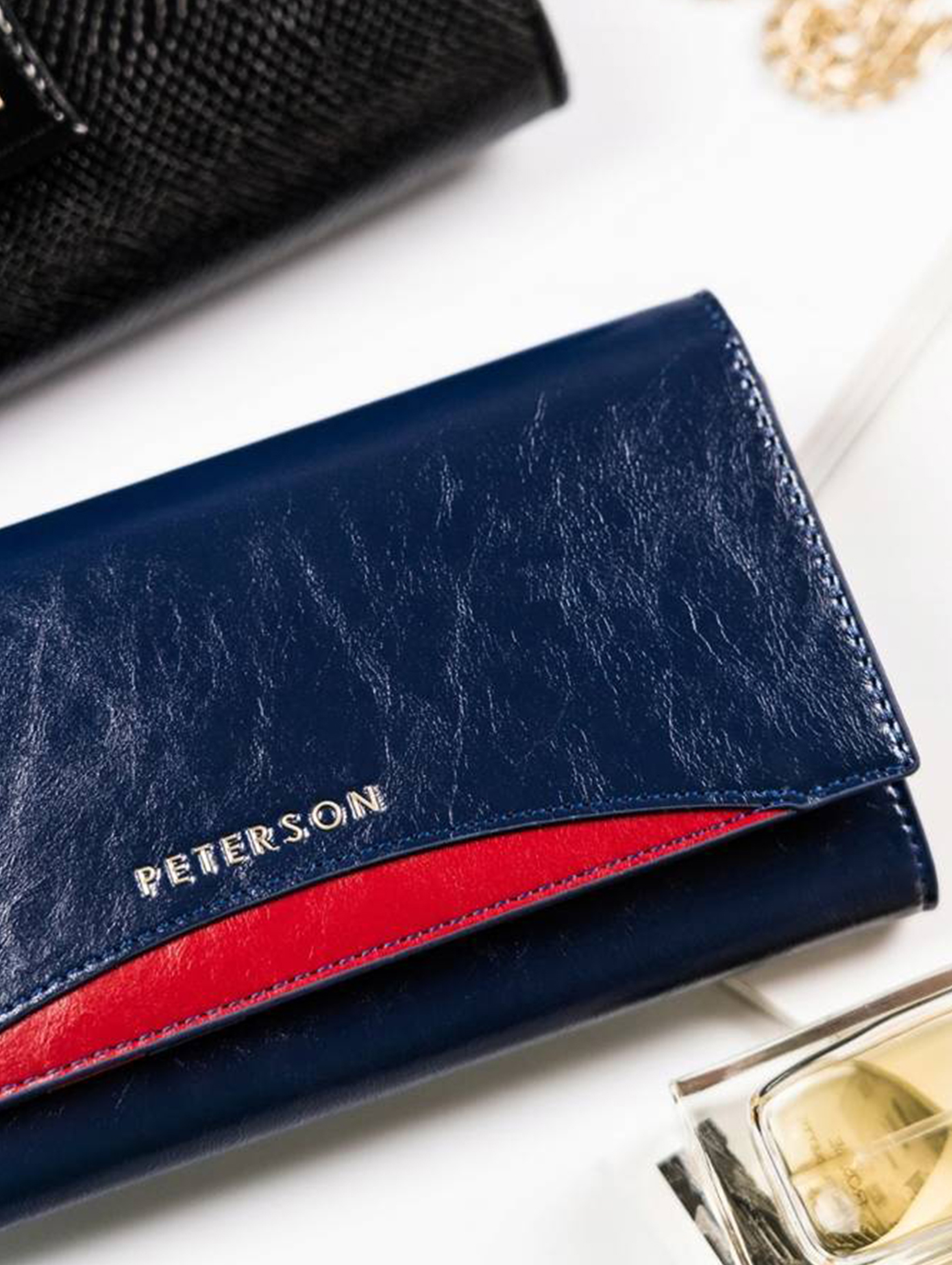Elegancki portfel damski z polerowanej skóry — Peterson