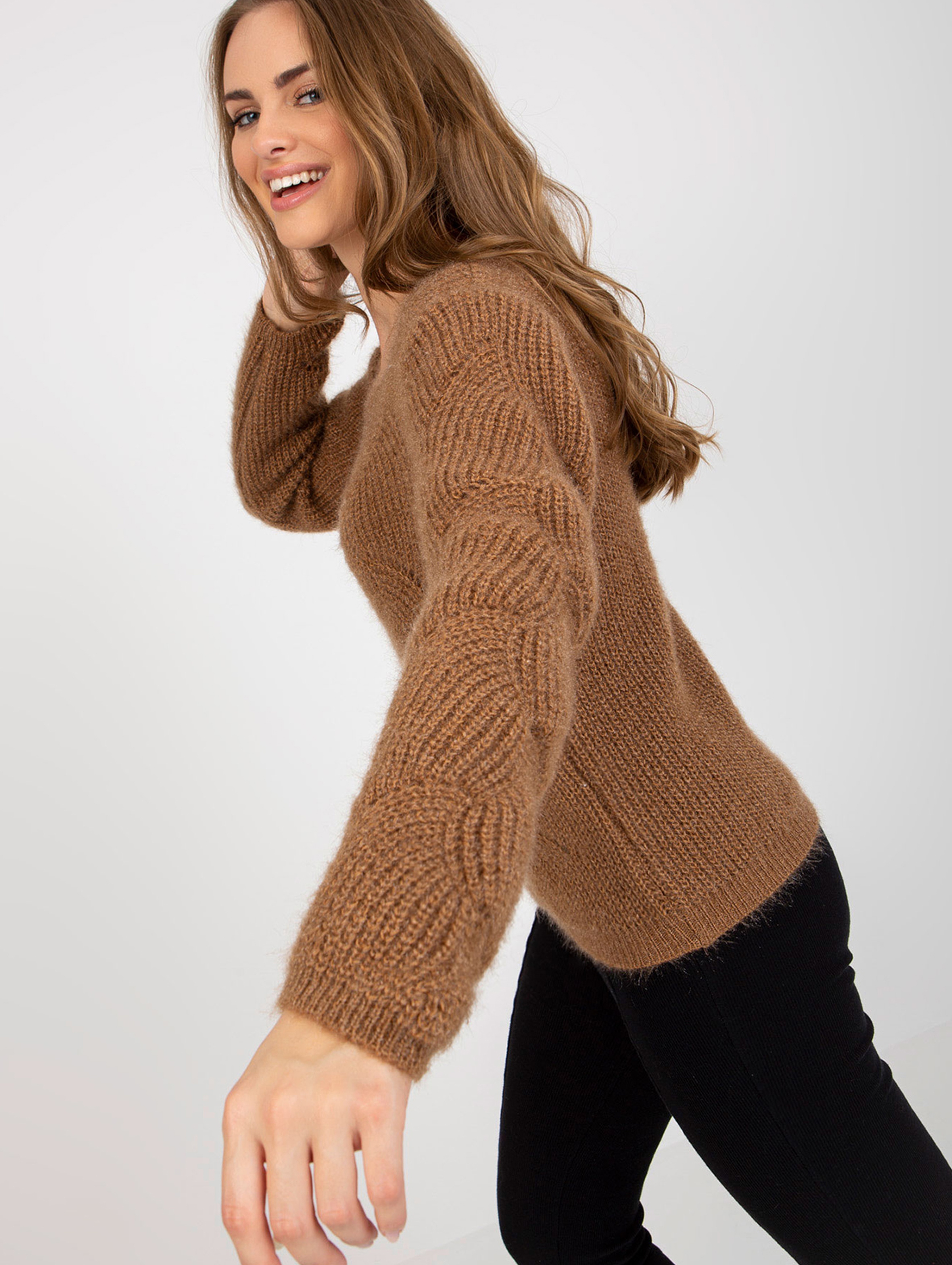 Brązowy puszysty sweter damski z wełną - Och Bella