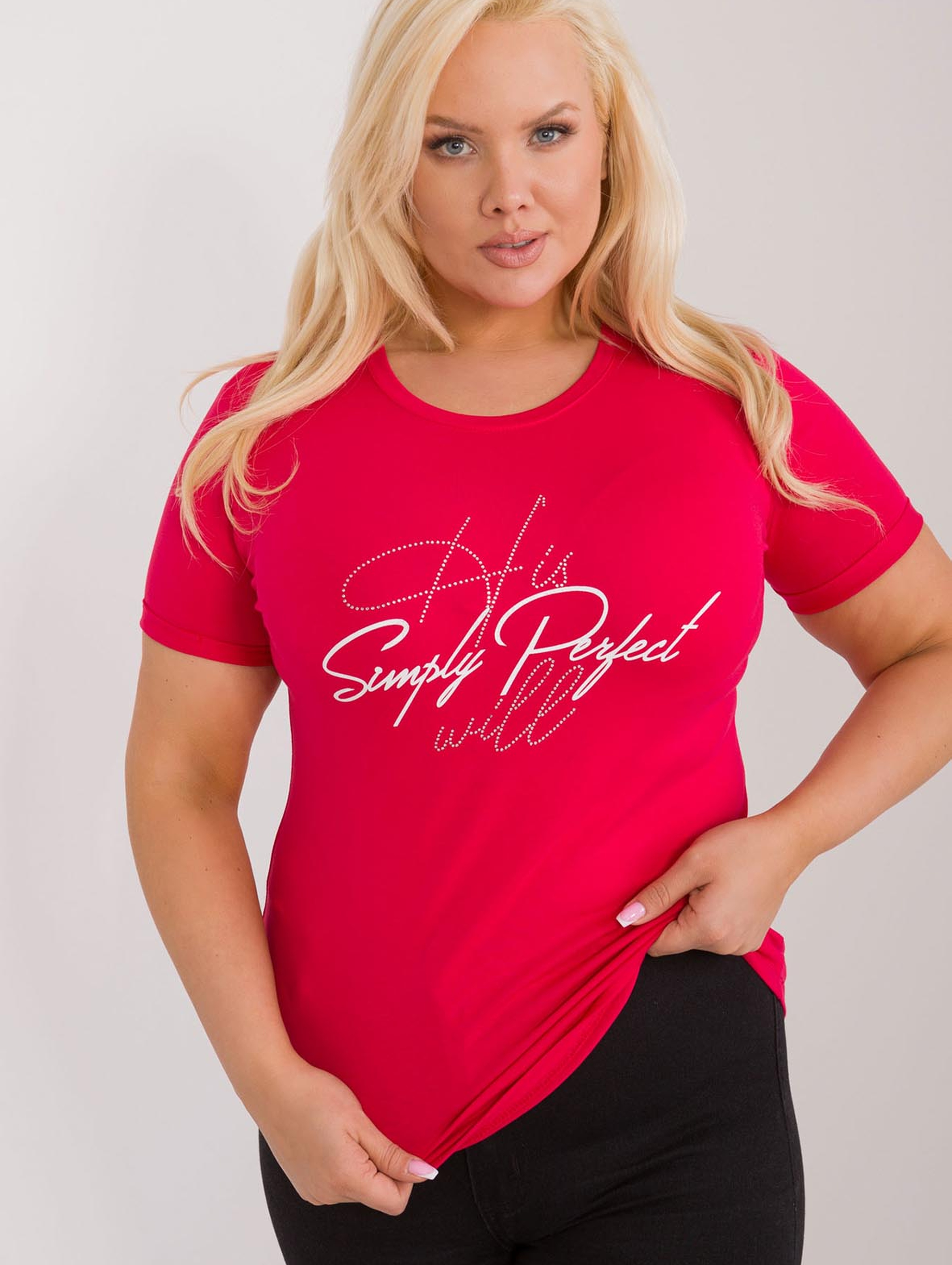 Dopasowany T-Shirt plus size z napisem czerwony