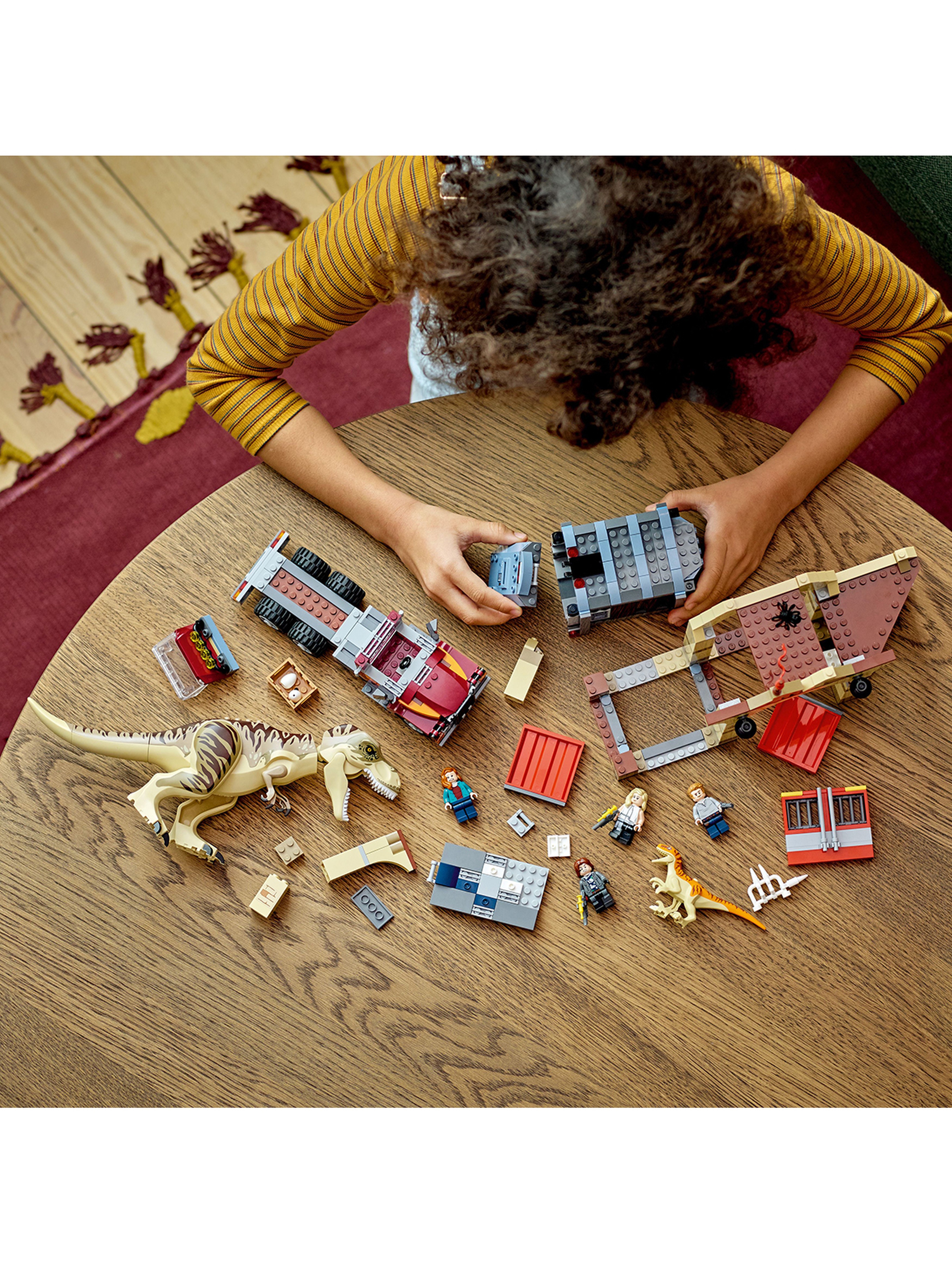 LEGO Jurassic World - Ucieczka tyranozaura i atrociraptora 76948 - 466 elementów, wiek 8+