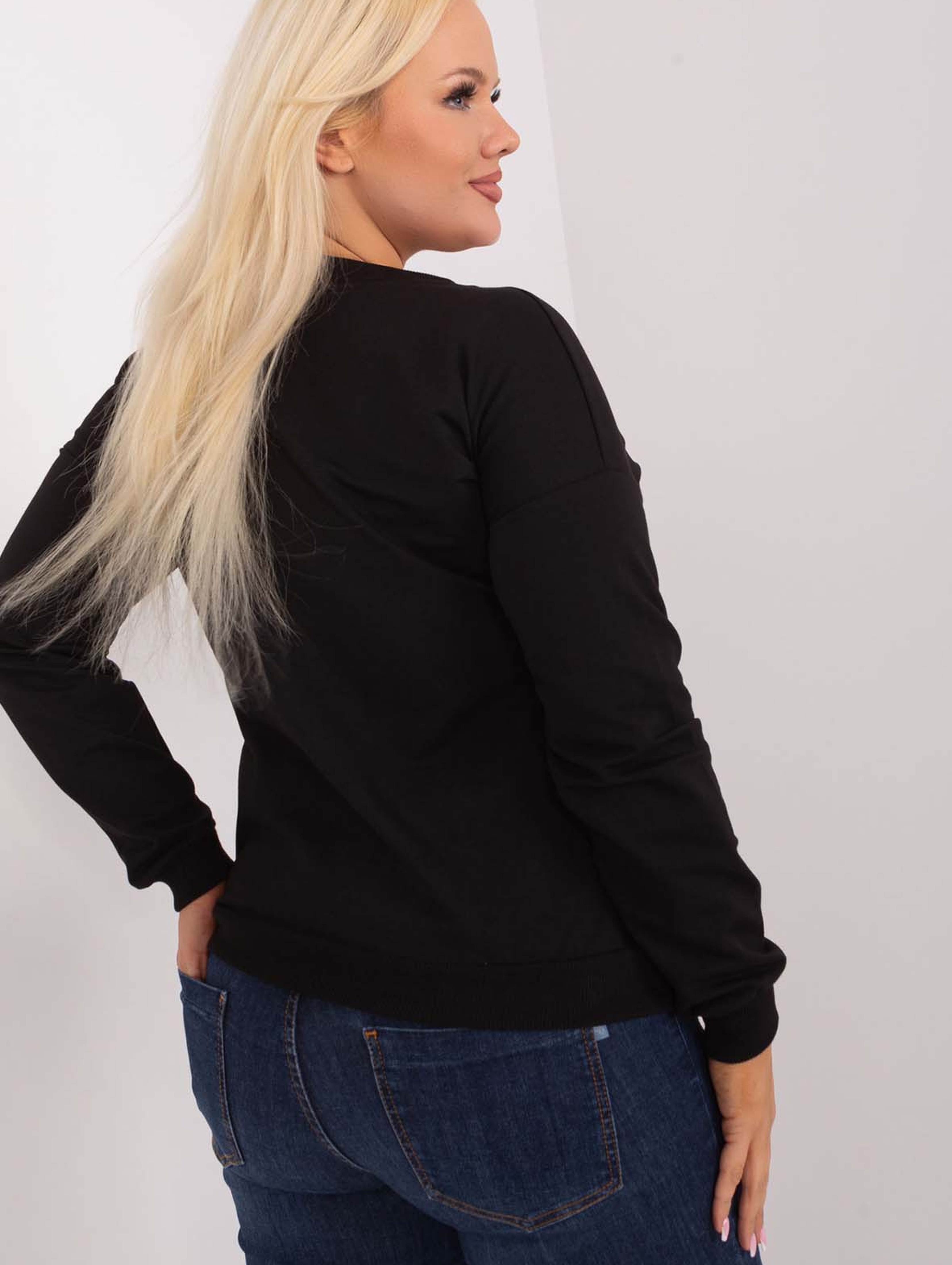 Czarna casualowa bluzka damska plus size z literą M