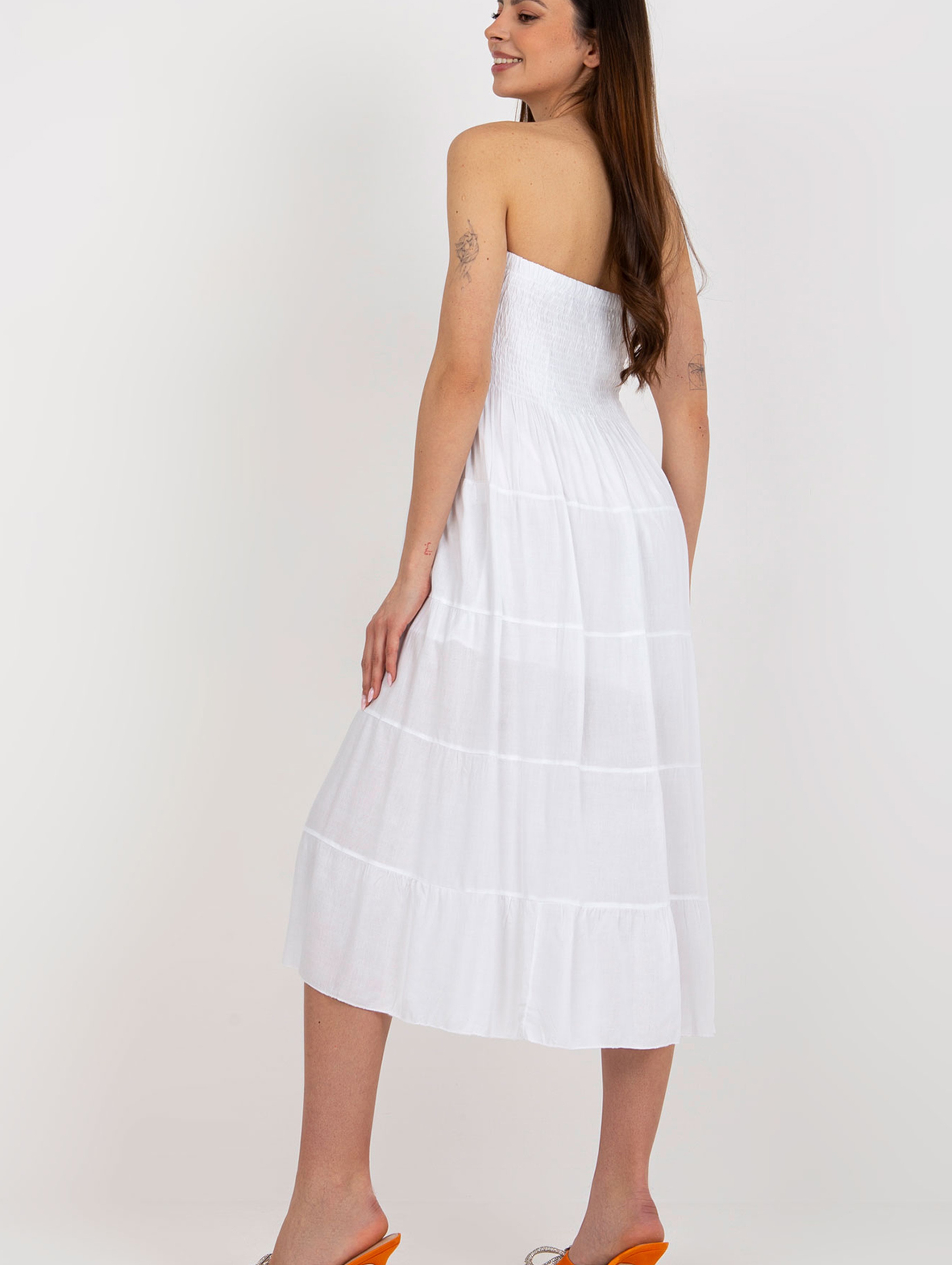 Biała letnia sukienka z falbaną bez ramiączek