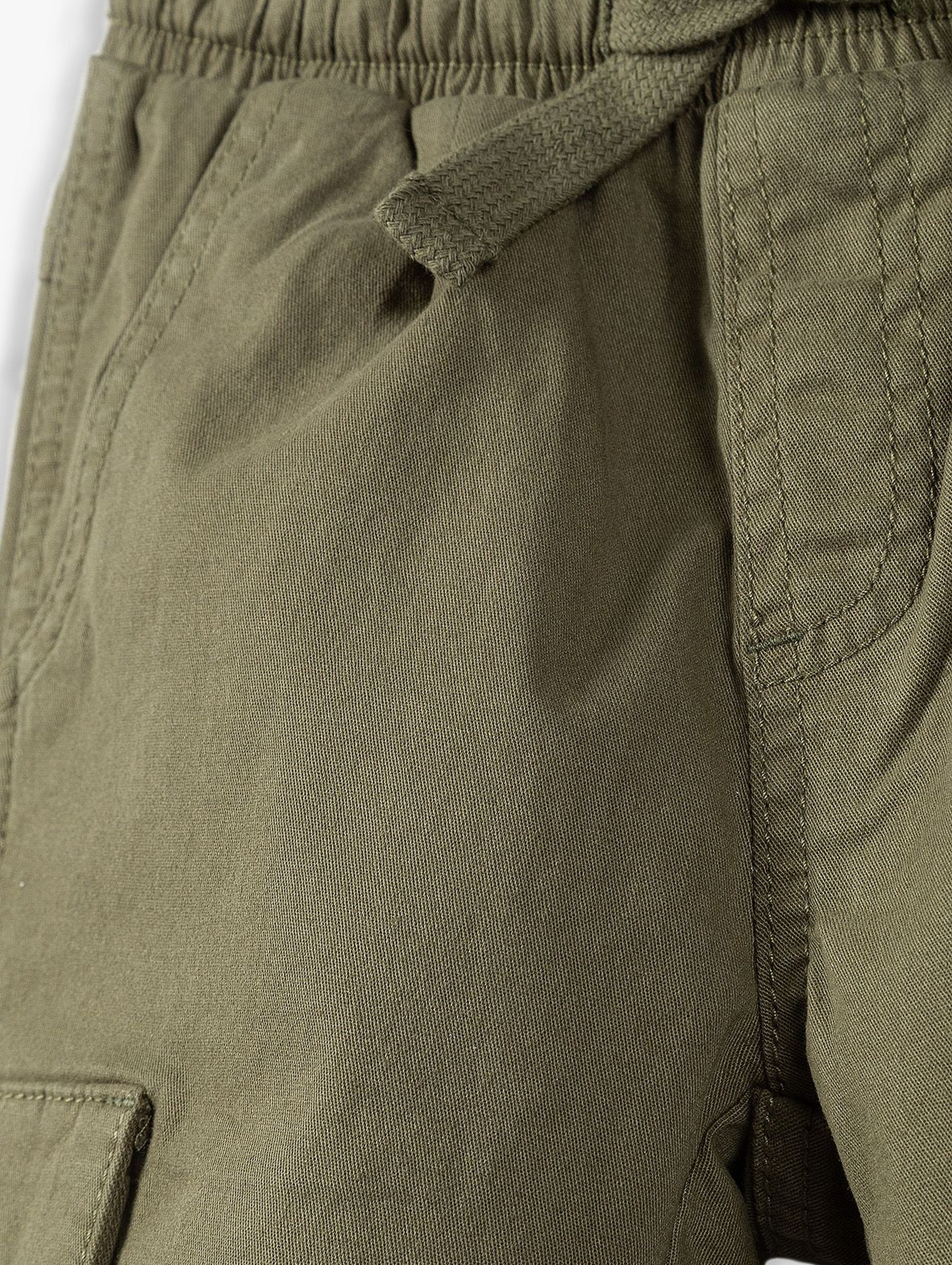 Spodnie chłopięce w kolorze khaki
