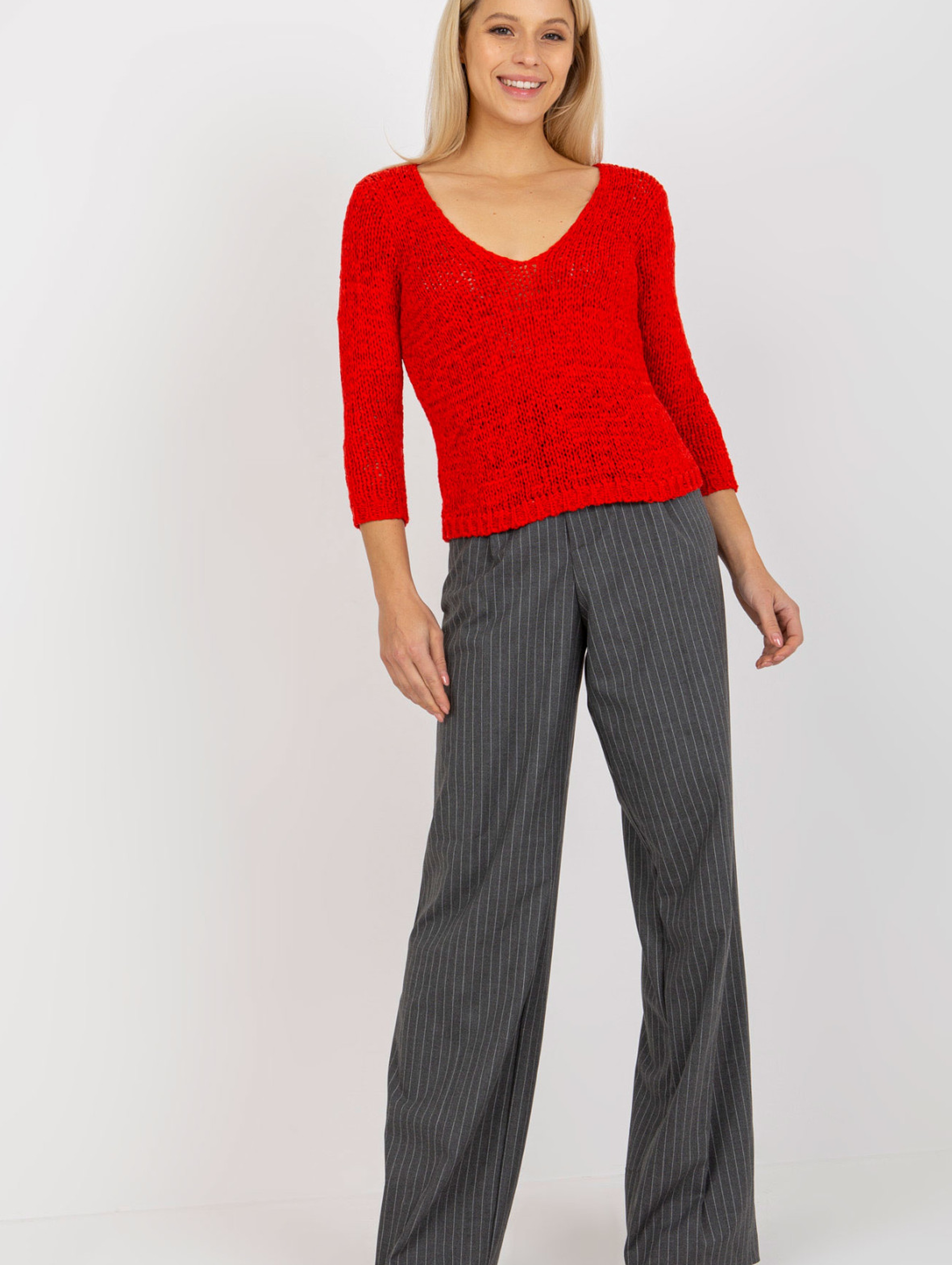 Czerwony krótki sweter klasyczny z dekoltem V