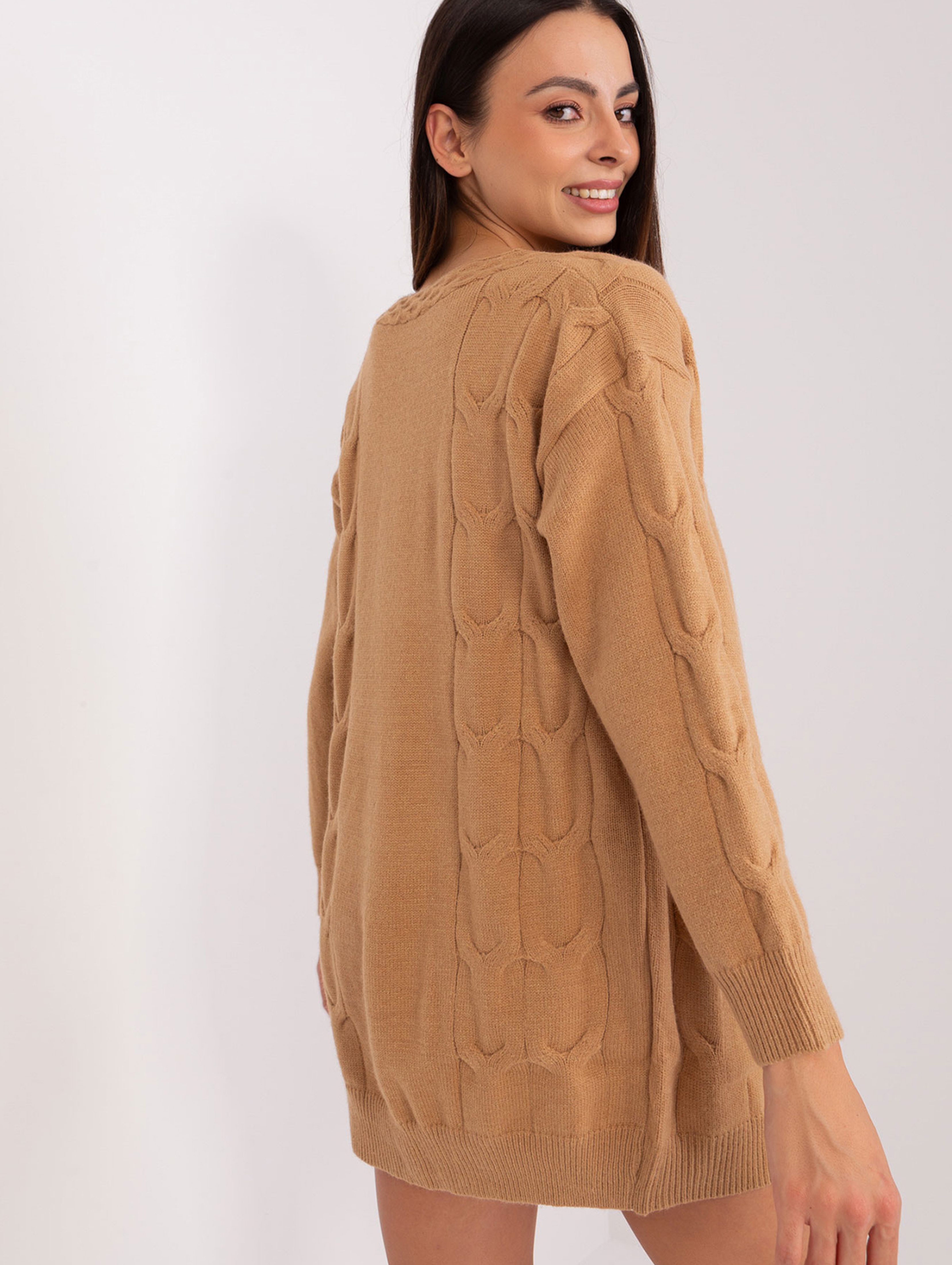 Camelowy sweter damski rozpinany z kieszeniami