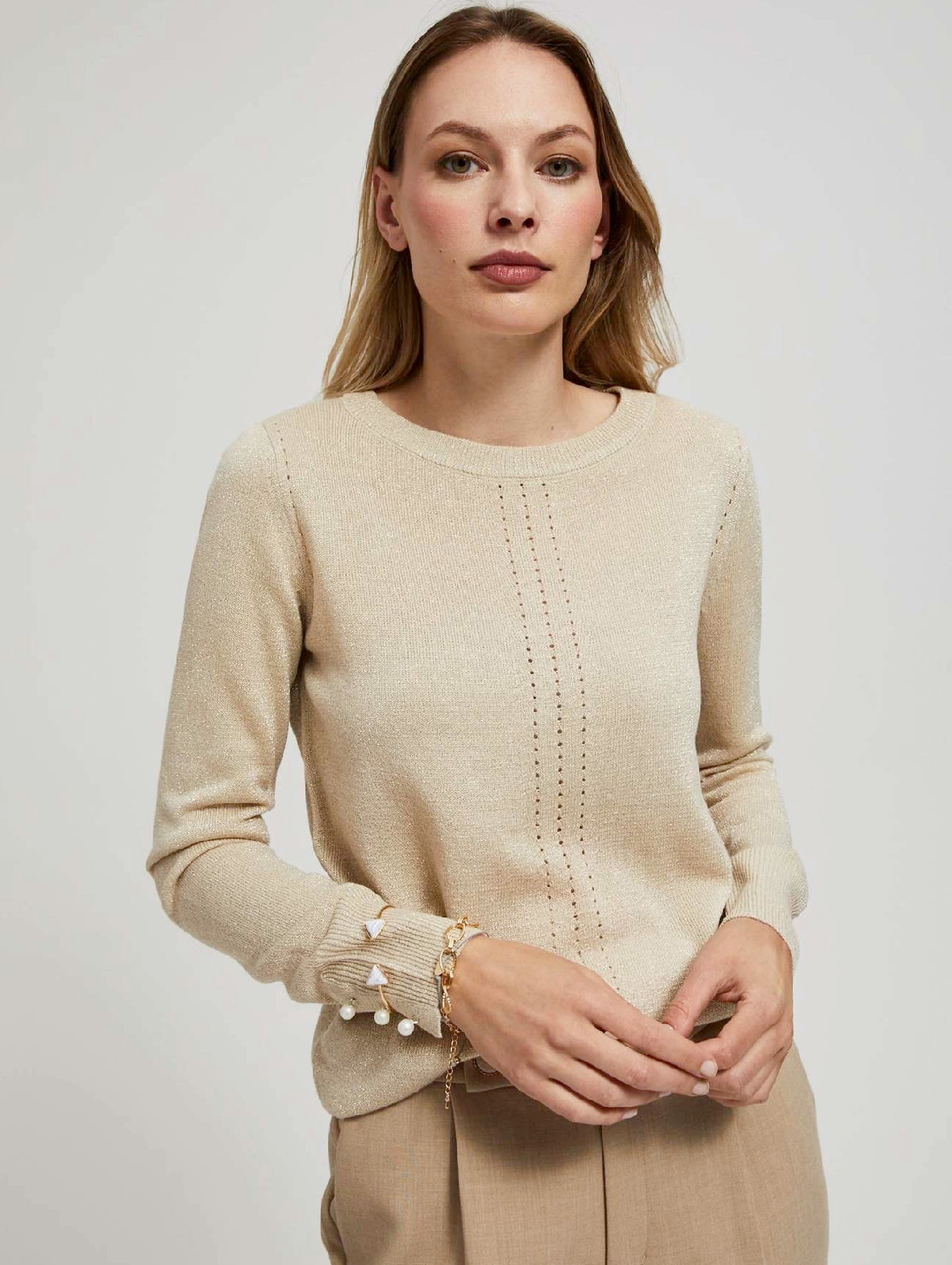 Sweter damski beżowy z ażurowym zdobieniem