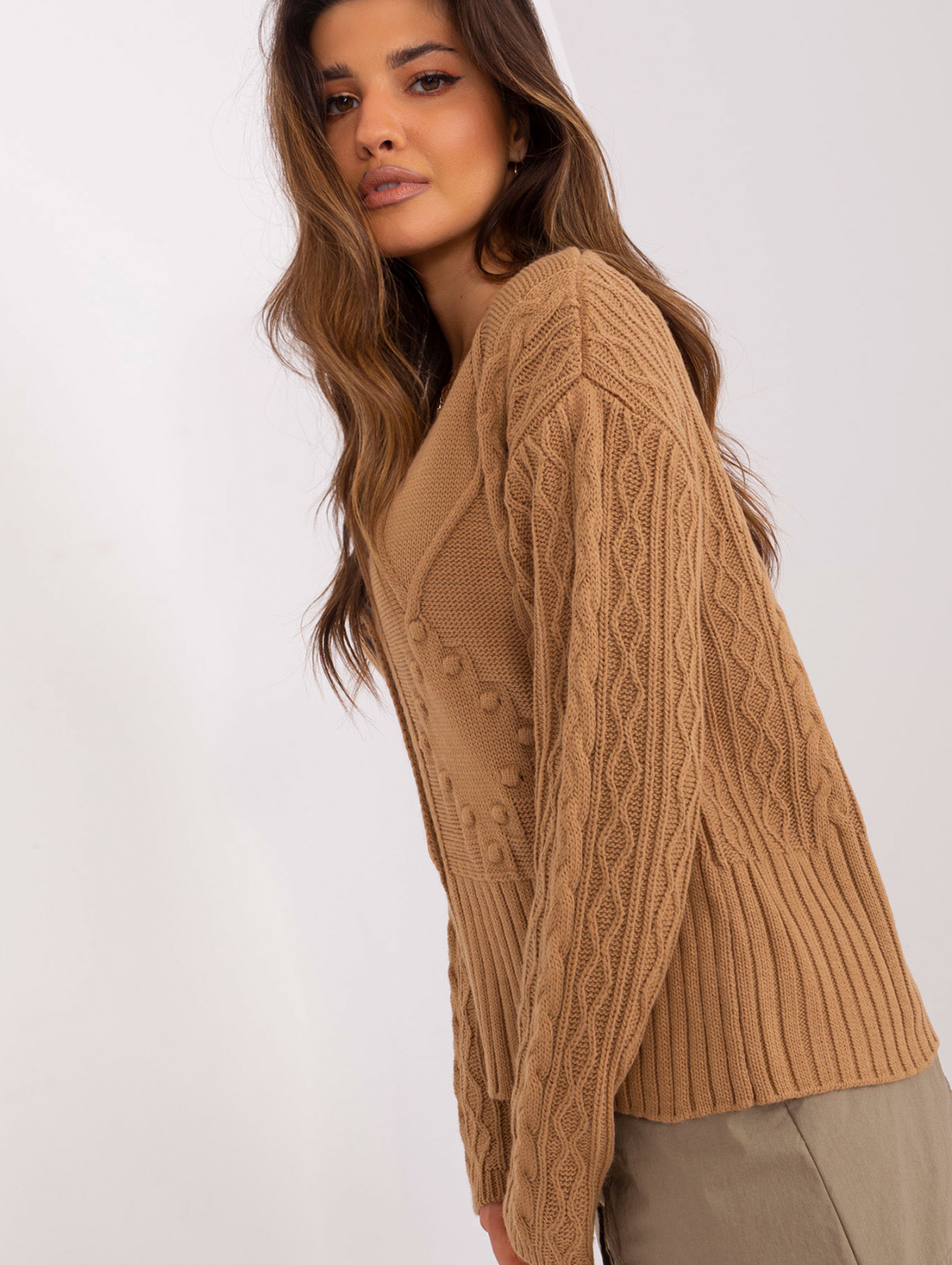 Camelowy damski sweter rozpinany w warkocze