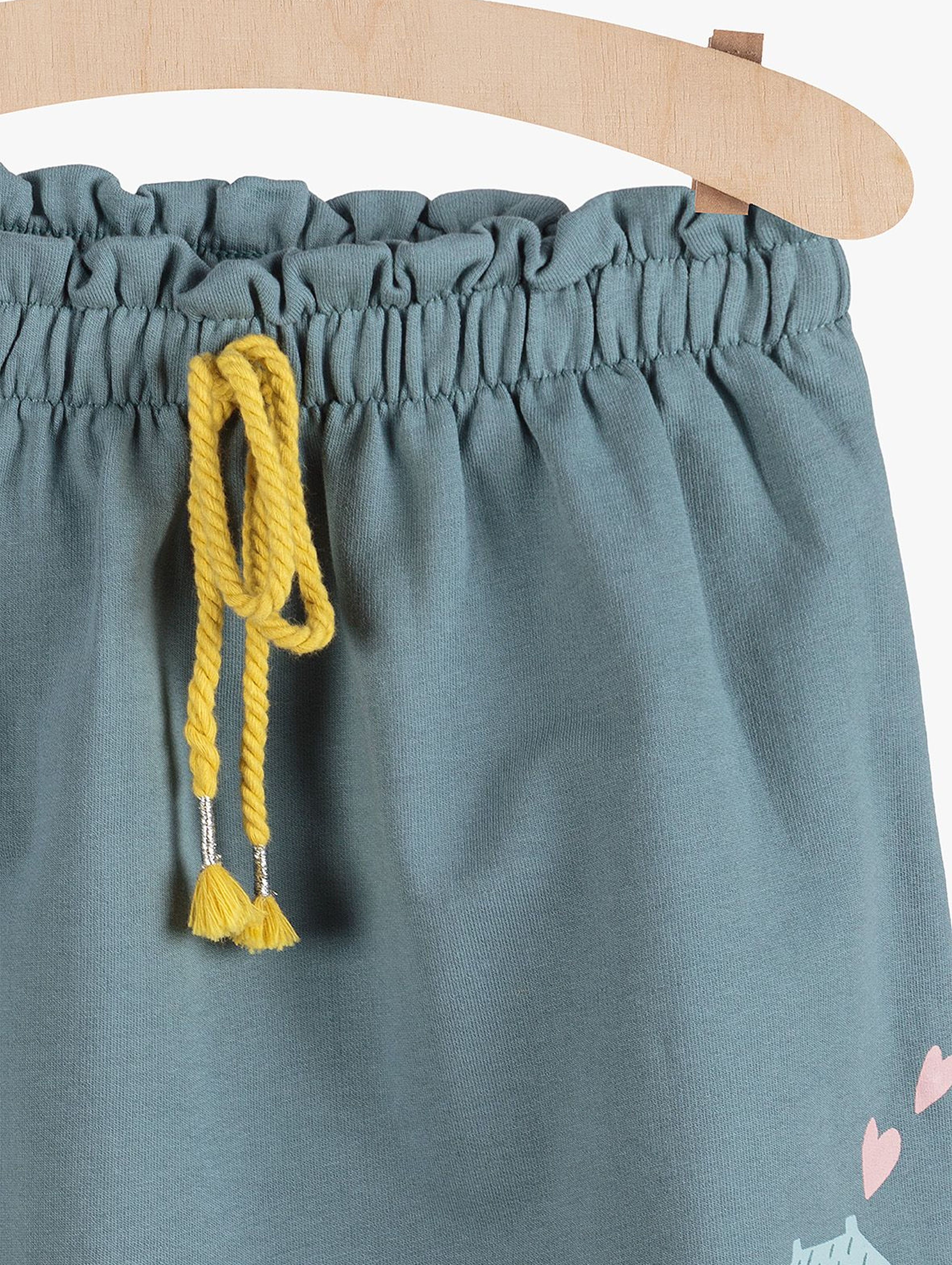 Dresowa spódnica dziewczęca z kolorowymi nadrukami