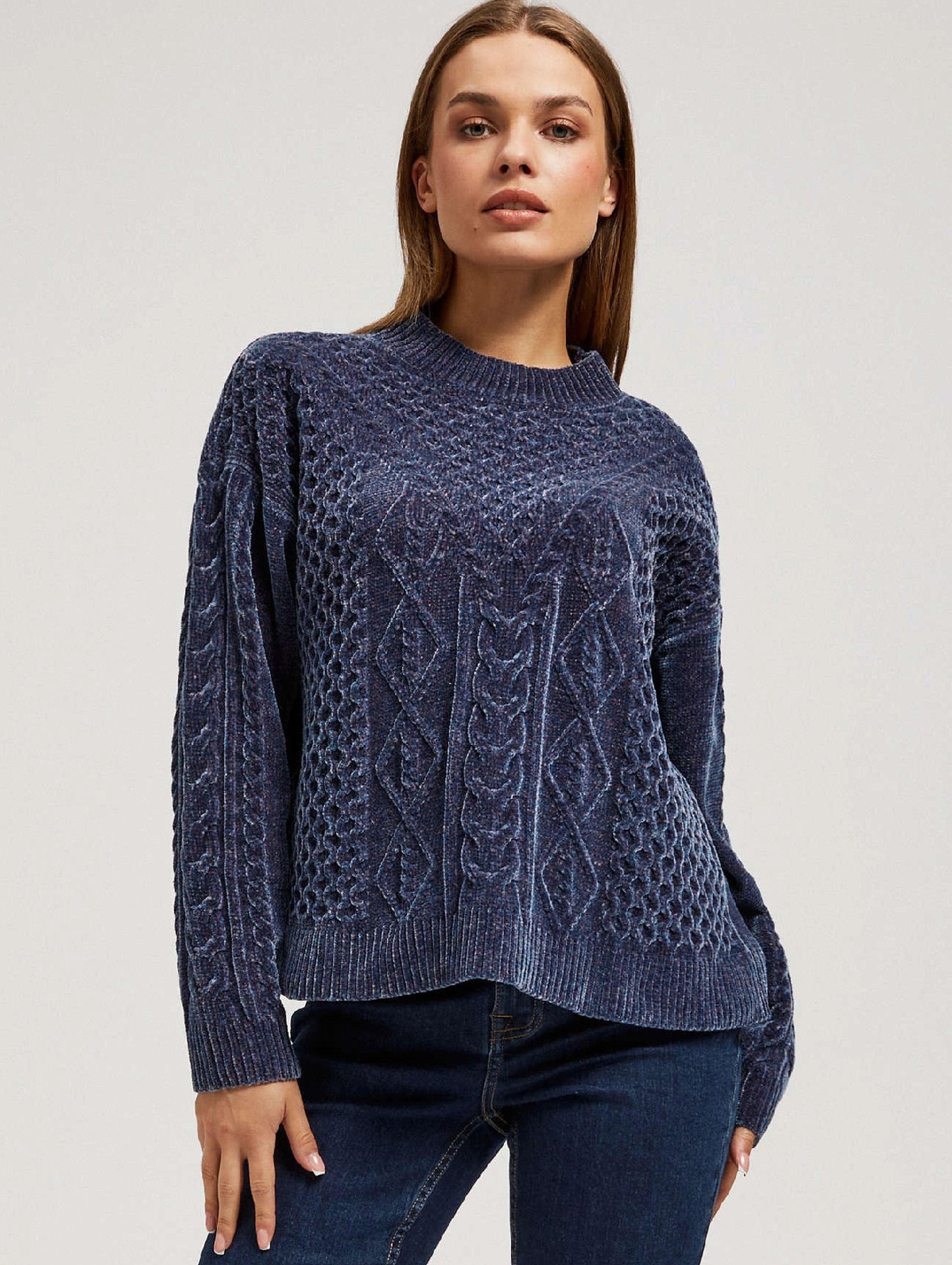 Granatowy sweter damski luźny z ozdobnym splotem