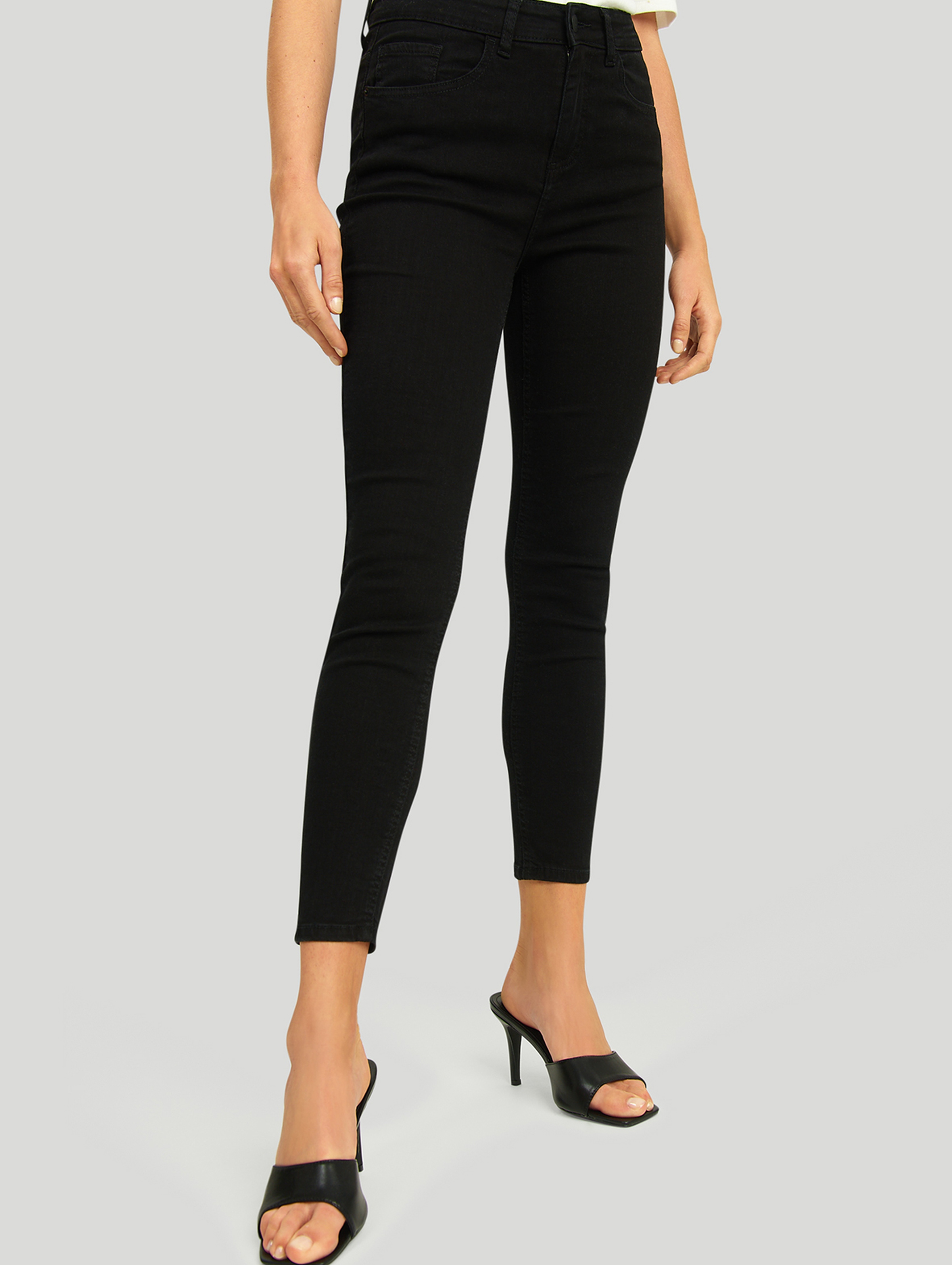 Jeansowe spodnie damskie o kroju slim fit - czarne